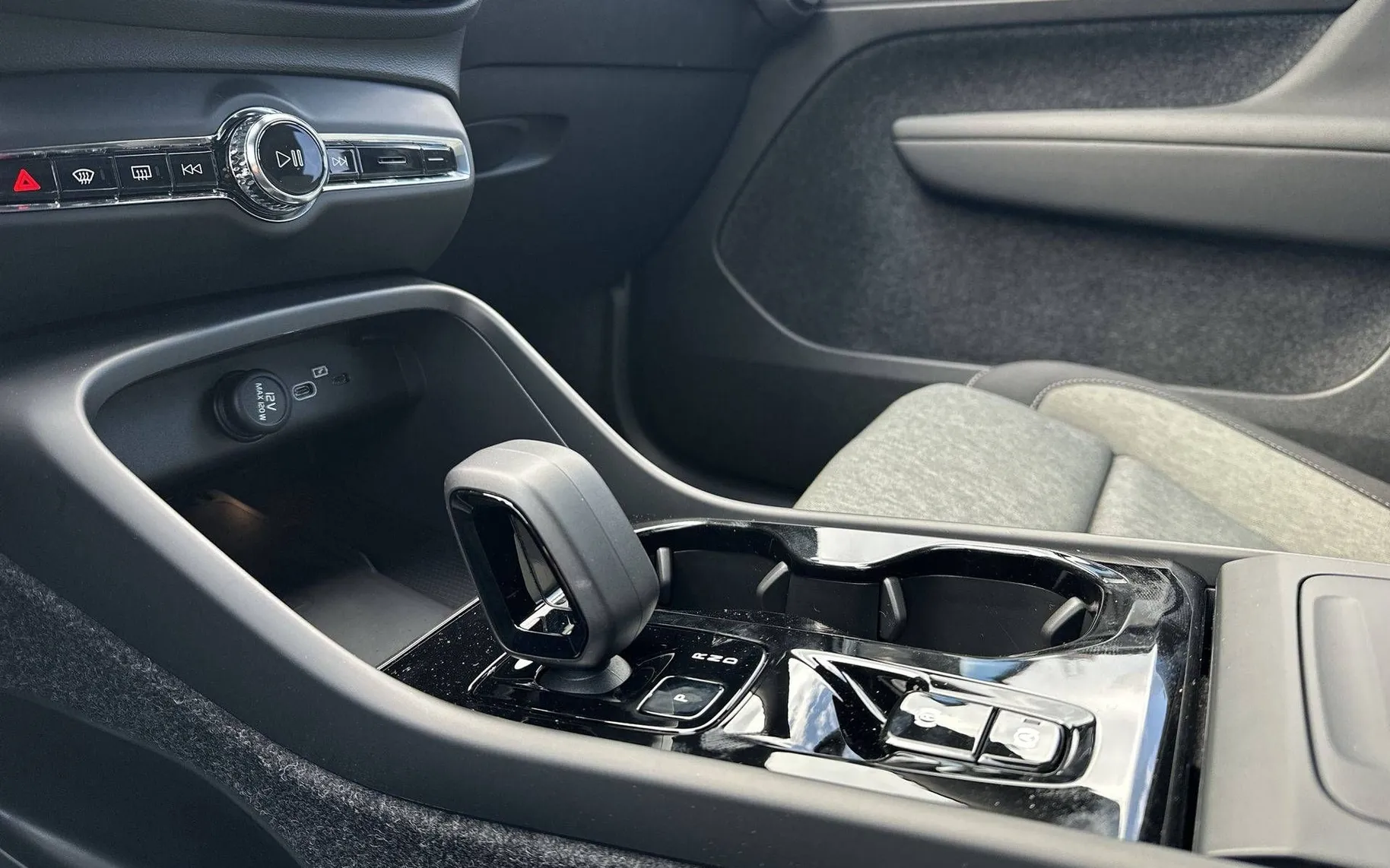 Notranja slika - Volvo XC40 - B3 P Plus Dark Avt. - 20
