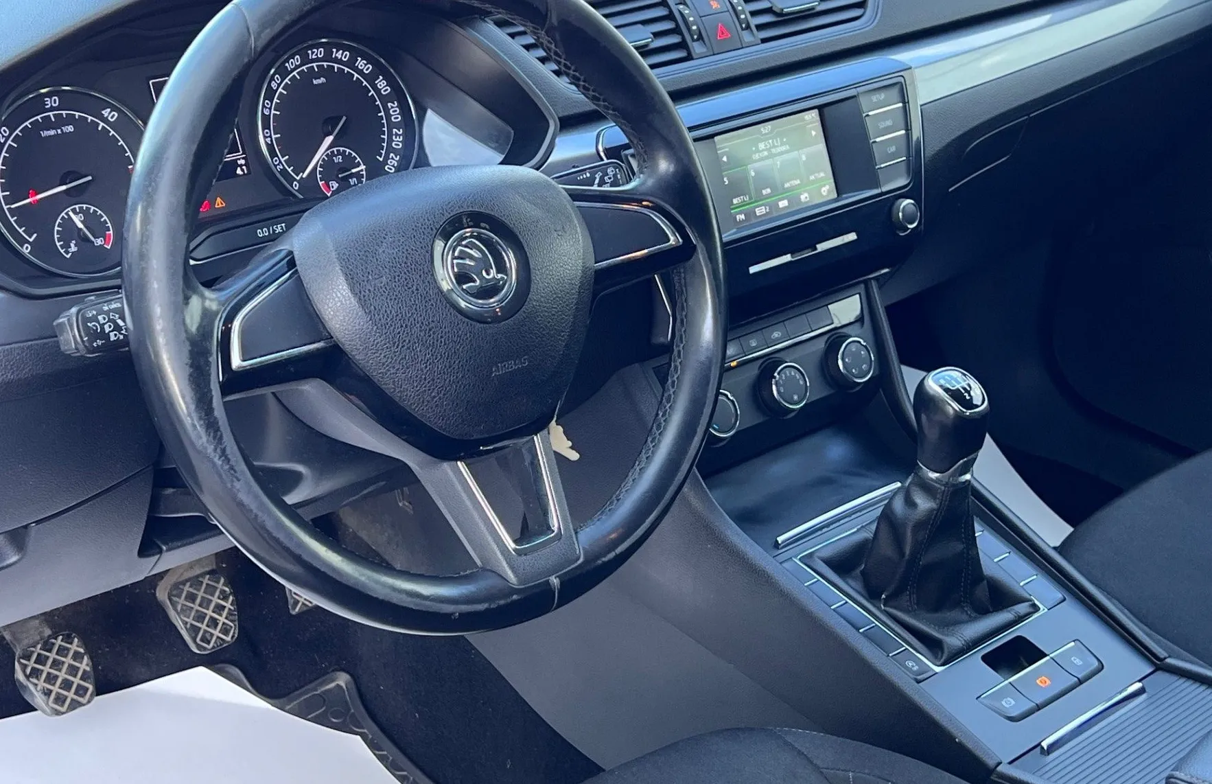 Zunanja slika - Škoda Superb - 2.0 TDI+ALU+TEMP+USB - 11