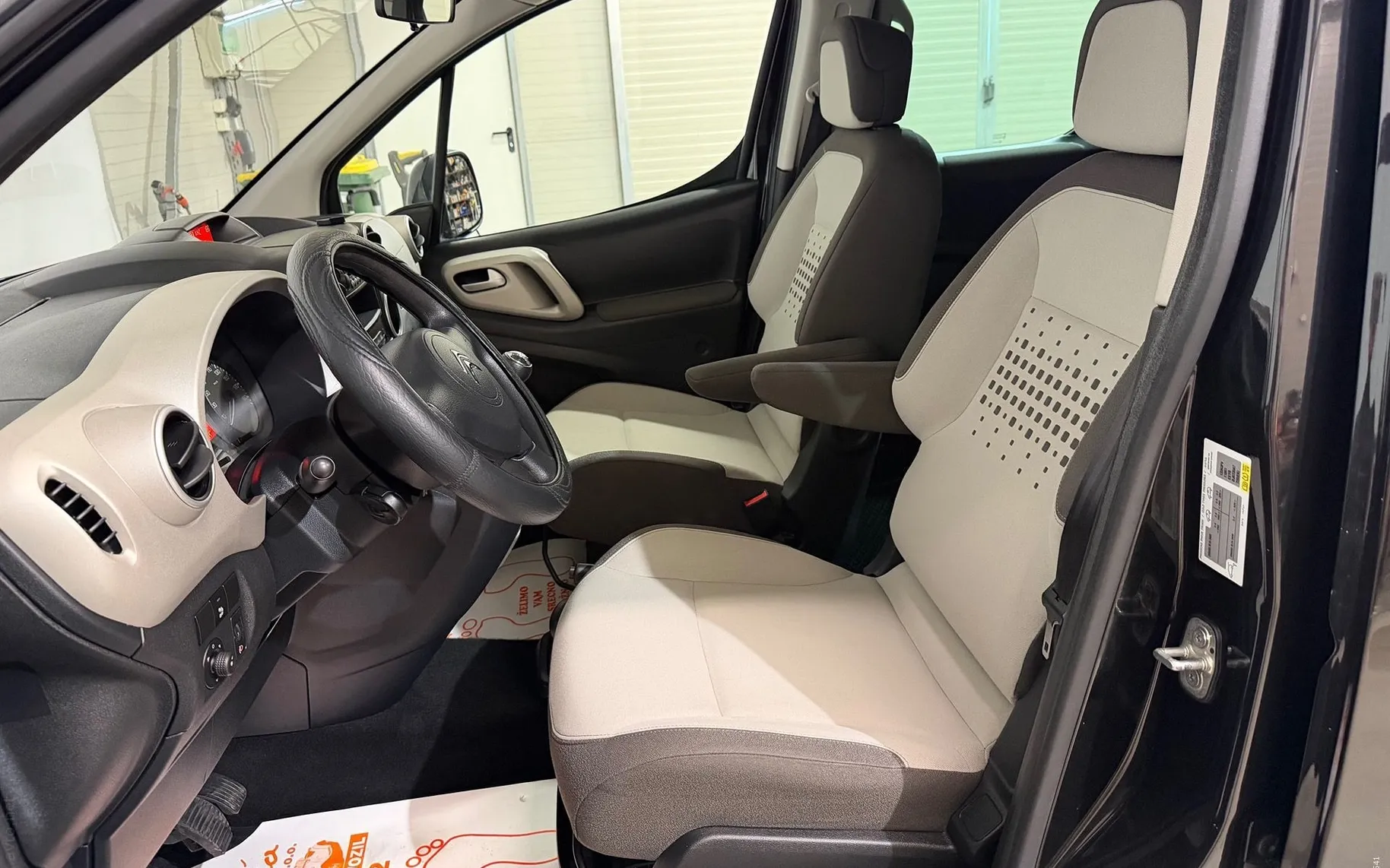 Notranja slika - Citroën Berlingo - 1.6 HDI-2X-DRSNA VRATA-TEMPOMAT-L9D-PDC-SERVISNA - 11