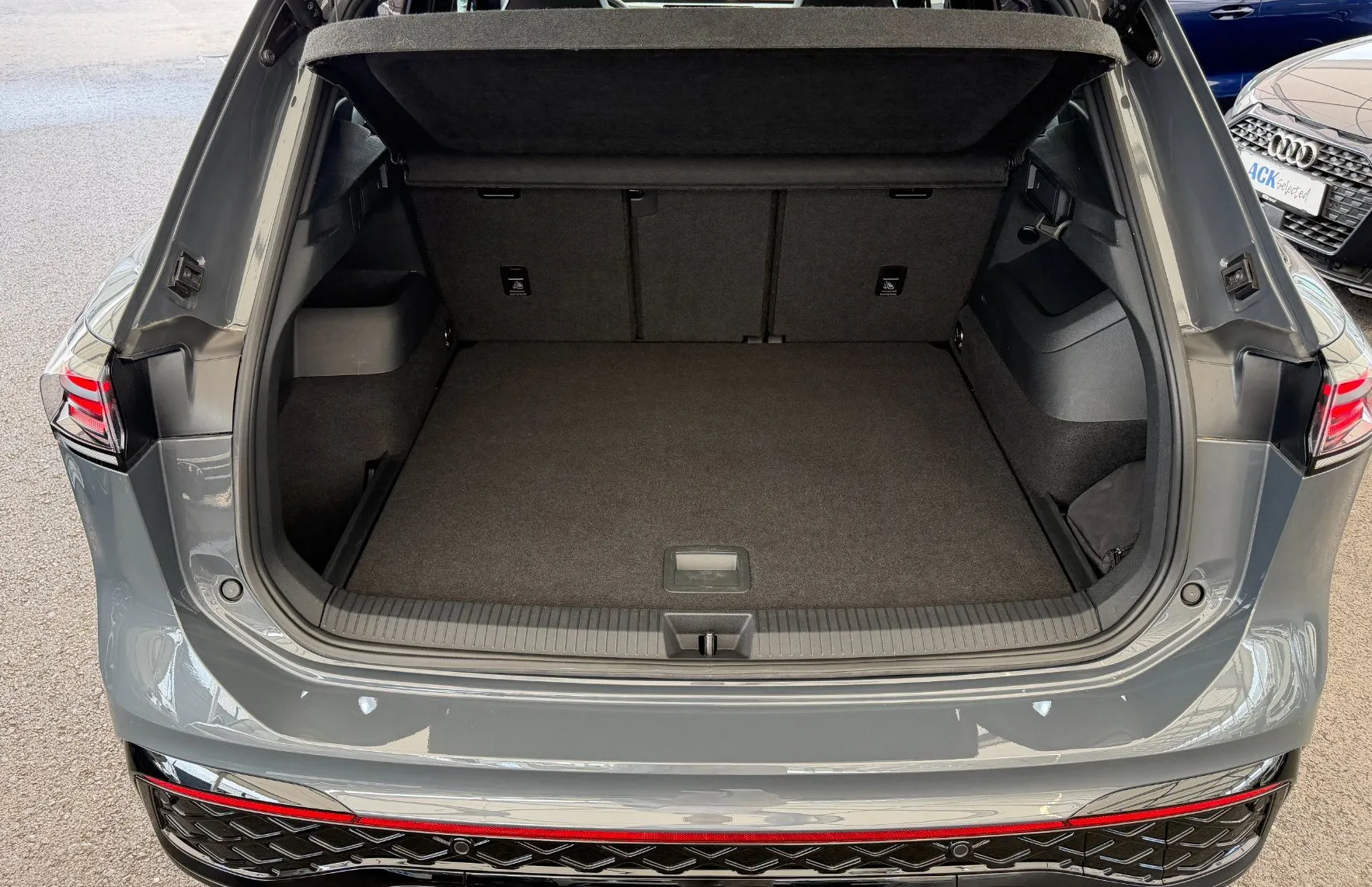 Zunanja slika - Volkswagen Tiguan - 4JOY 2.0TDI DSG SLO 1.Lastnik BLACK STYLE-PANORAMA - 11
