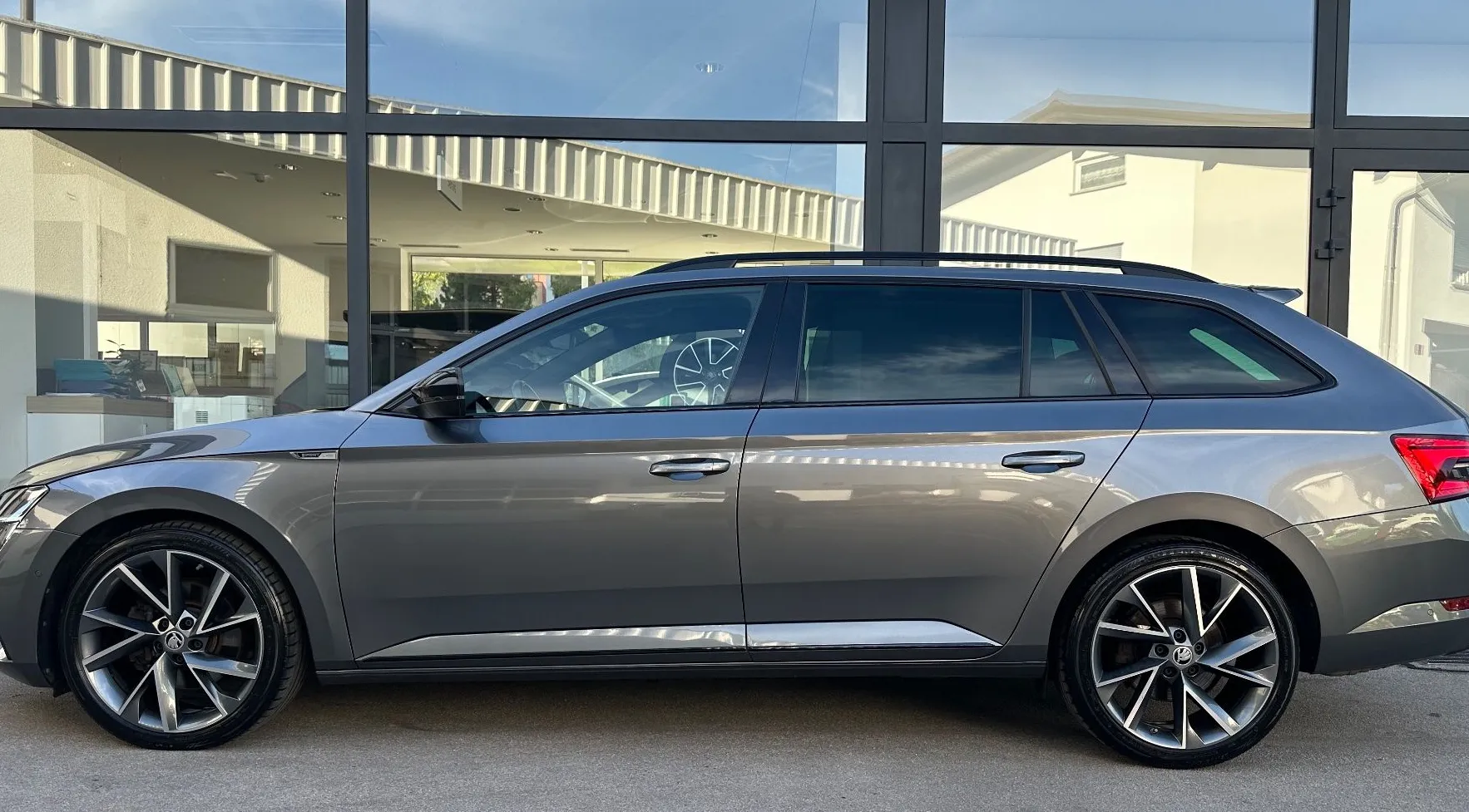 Zunanja slika - Škoda Superb - Combi Sportline 2.0 TDI DSG 4x4 DCC-ACC-KLJUKA - 6