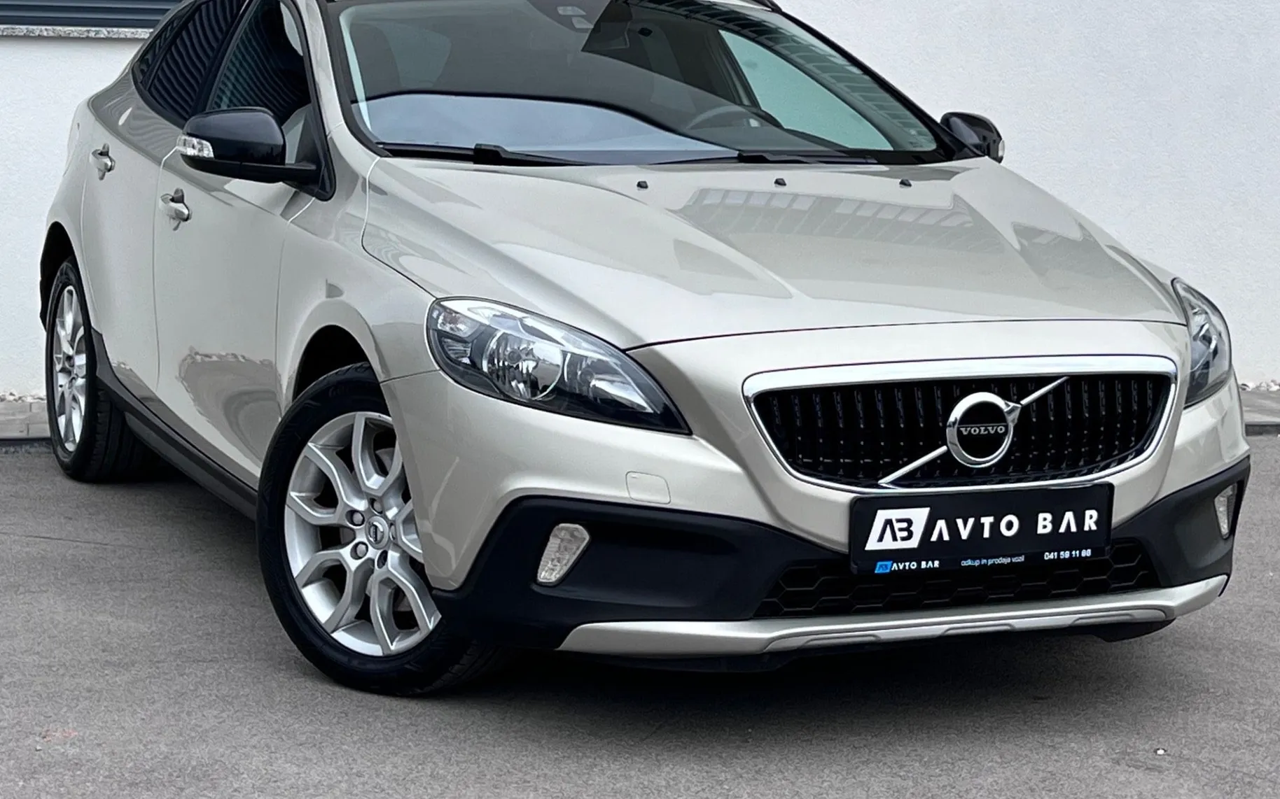 Zunanja slika - Volvo V40 Cross Country - 2.0TD+NAV+VIRTUAL+PDC+ALU... - 3