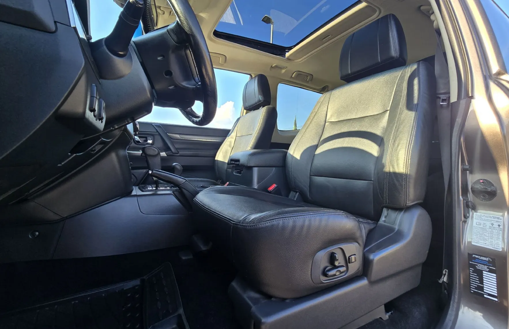 Zunanja slika - Mitsubishi Pajero - 3.2 DI-D A T 3 VRATA ODLIČEN - 16