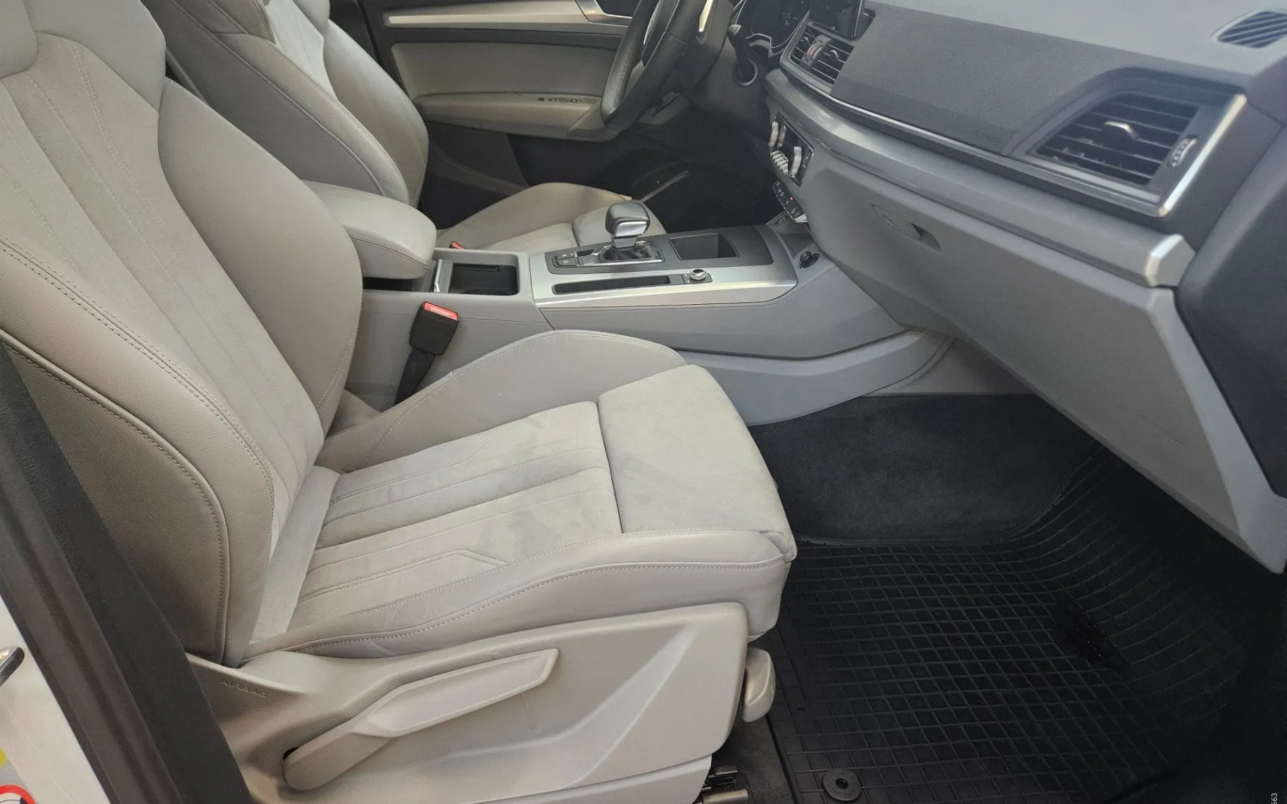 Notranja slika - Audi Q5 - 35 TDI Advanced S tronic - 9