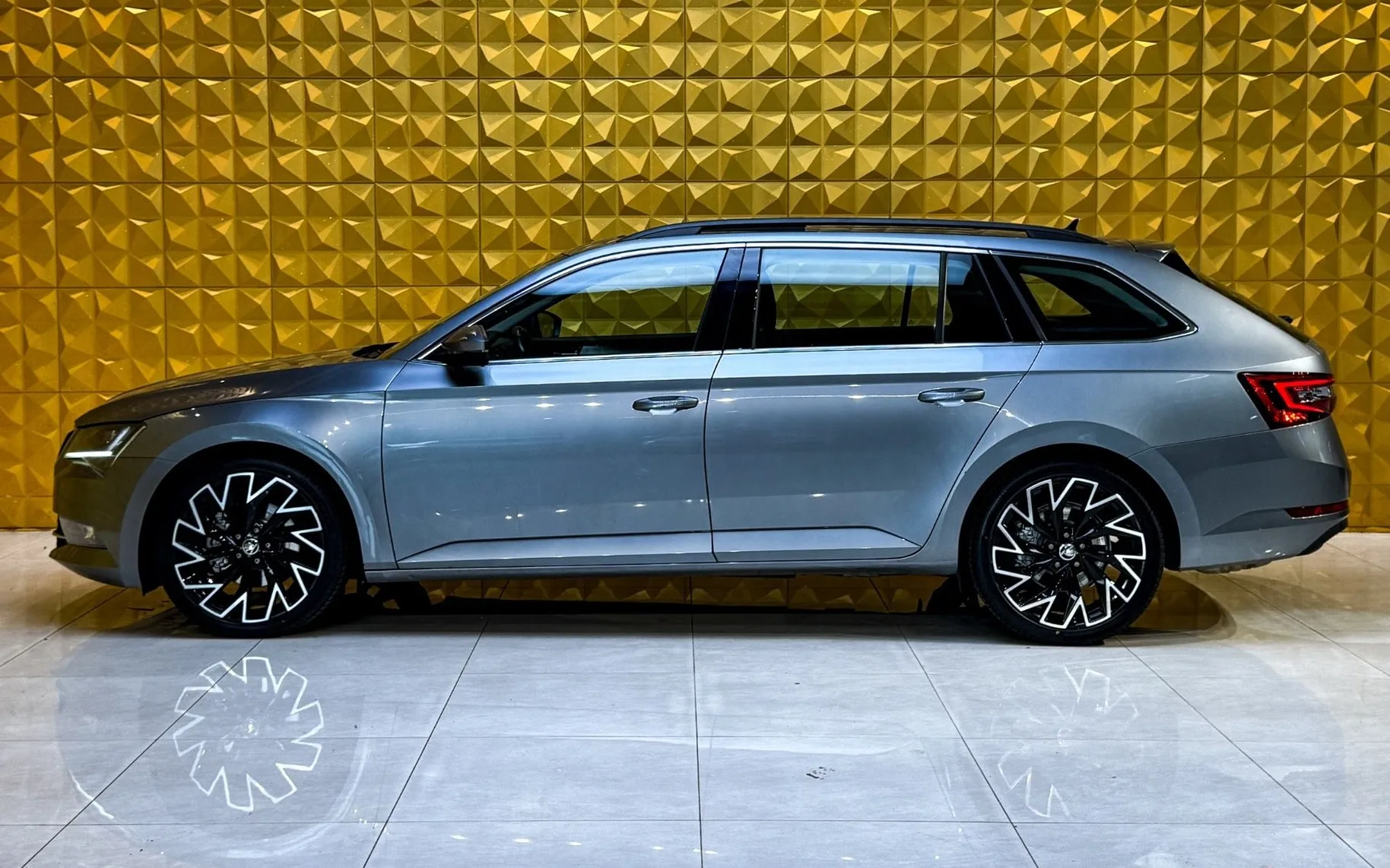 Zunanja slika - Škoda Superb - 2.0 TDI 4X4 AUT.-PANO-GRETJE-NAVI-RADAR TEMP - 6