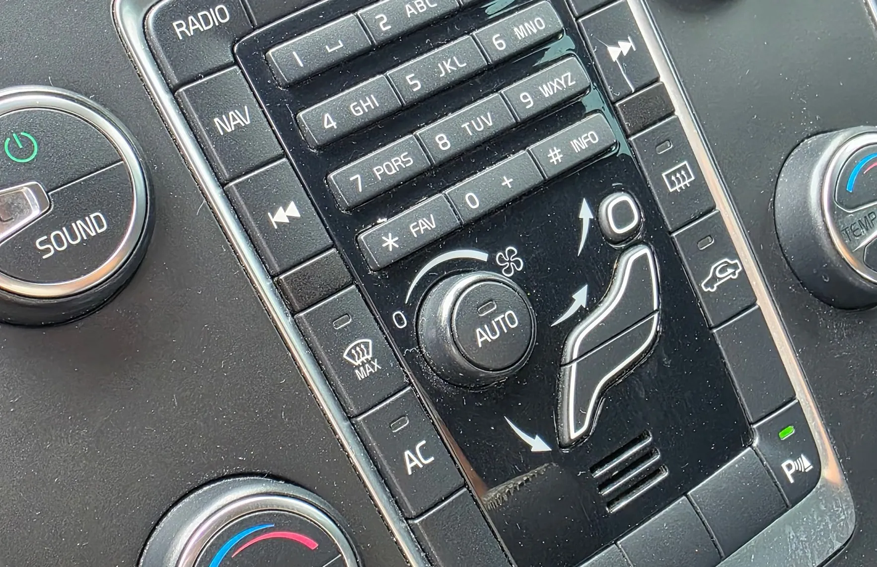 Zunanja slika - Volvo XC60 - FWD D4 MOMENTUM AVTOMATIK-ALU PLATIŠČA-KLIMA-NAVI - 17