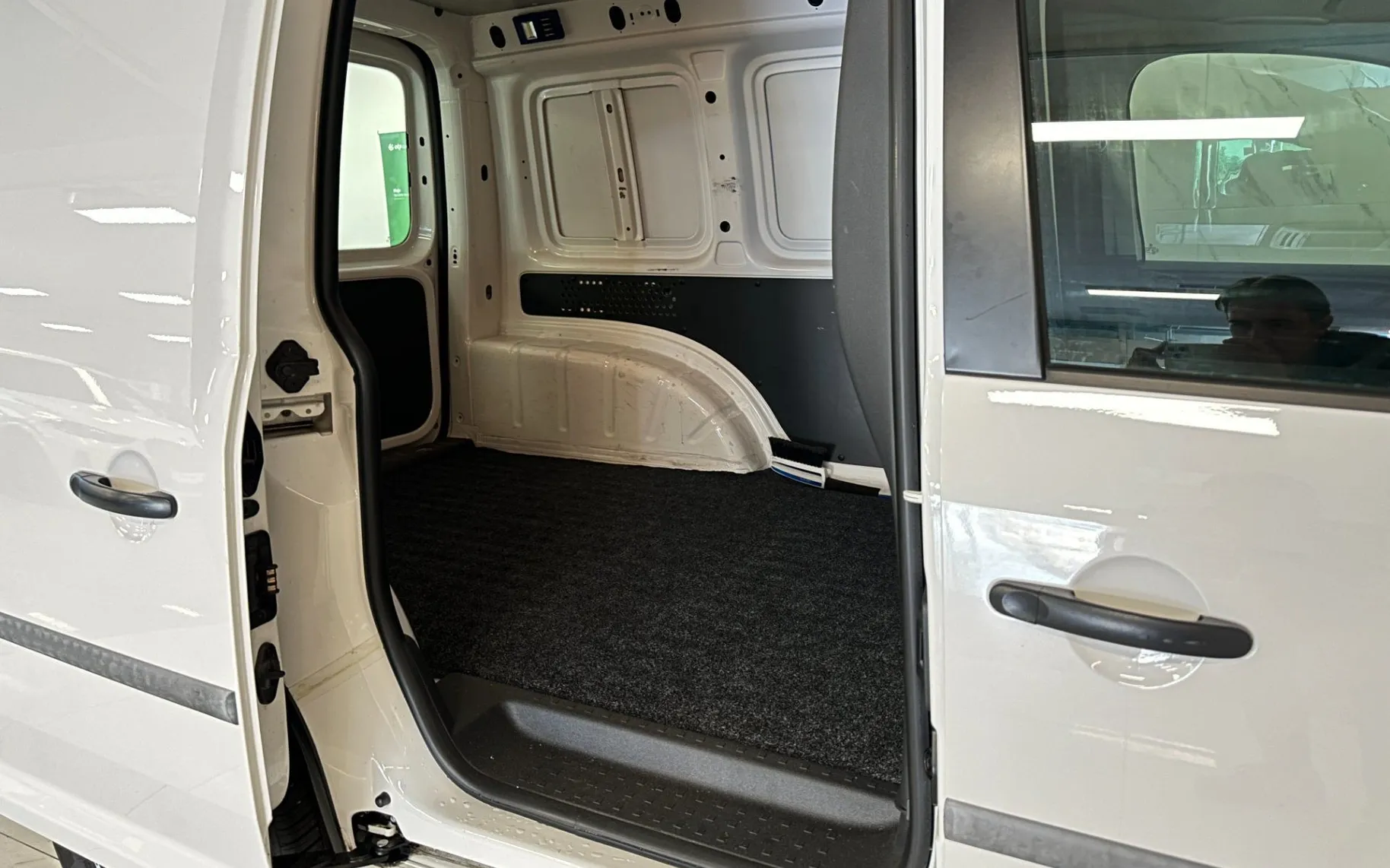 Notranja slika - Volkswagen Caddy - 2.0 TDI - Slovensko poreklo - 1.Lastnik - 77.000km - 11
