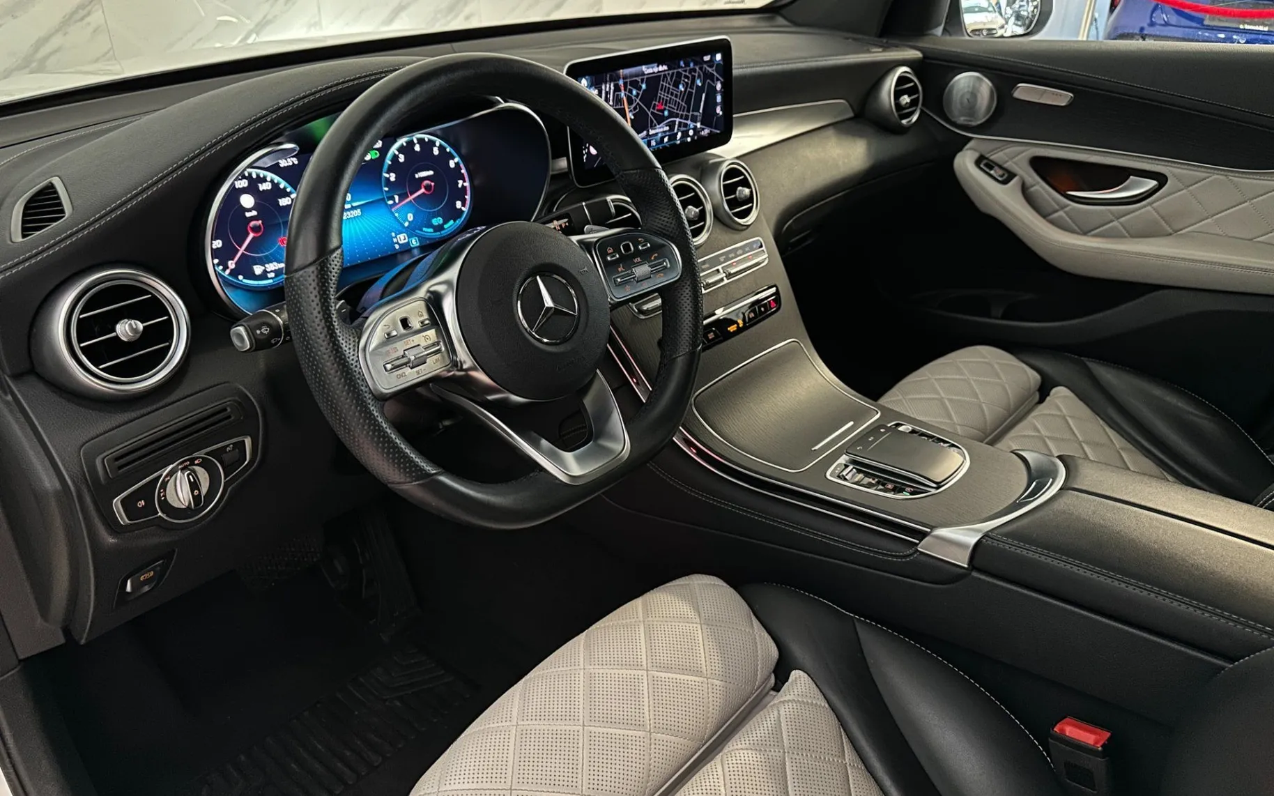 Notranja slika - Mercedes-Benz GLC coupe - 200 4MATIC|AMG|Virtual|Designo|Kamera|Burmester| - 8