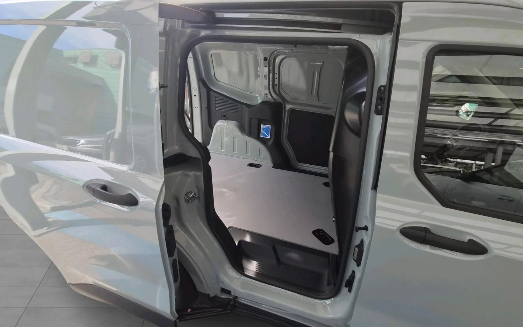 Zunanja slika - Ford Transit Courier - E TREND FURGON 136KM-SLO-1.L-ZIM.PAK.-TEMP-KAMERA - 9