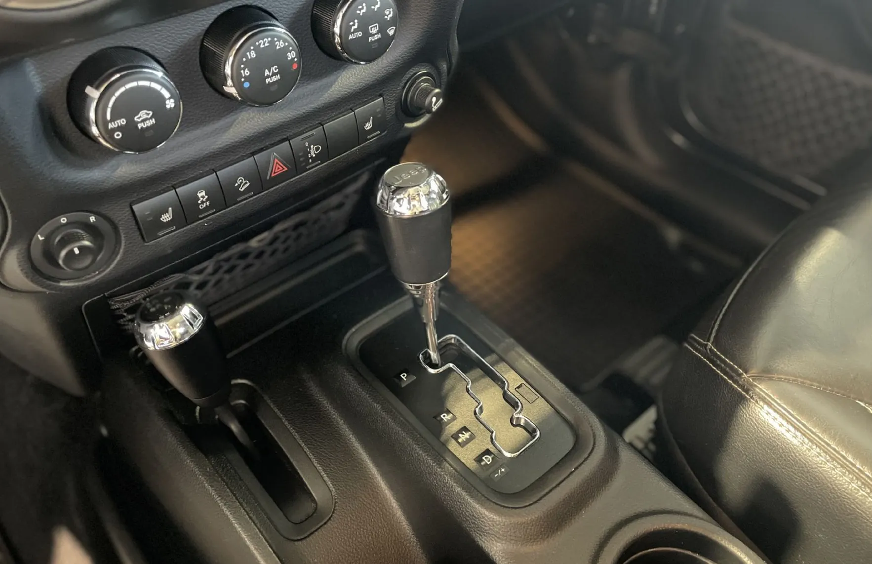 Zunanja slika - Jeep Wrangler - 2.8CRD-AUT-SAHARA-GRETJE SEDEŽEV-USNJE - 14