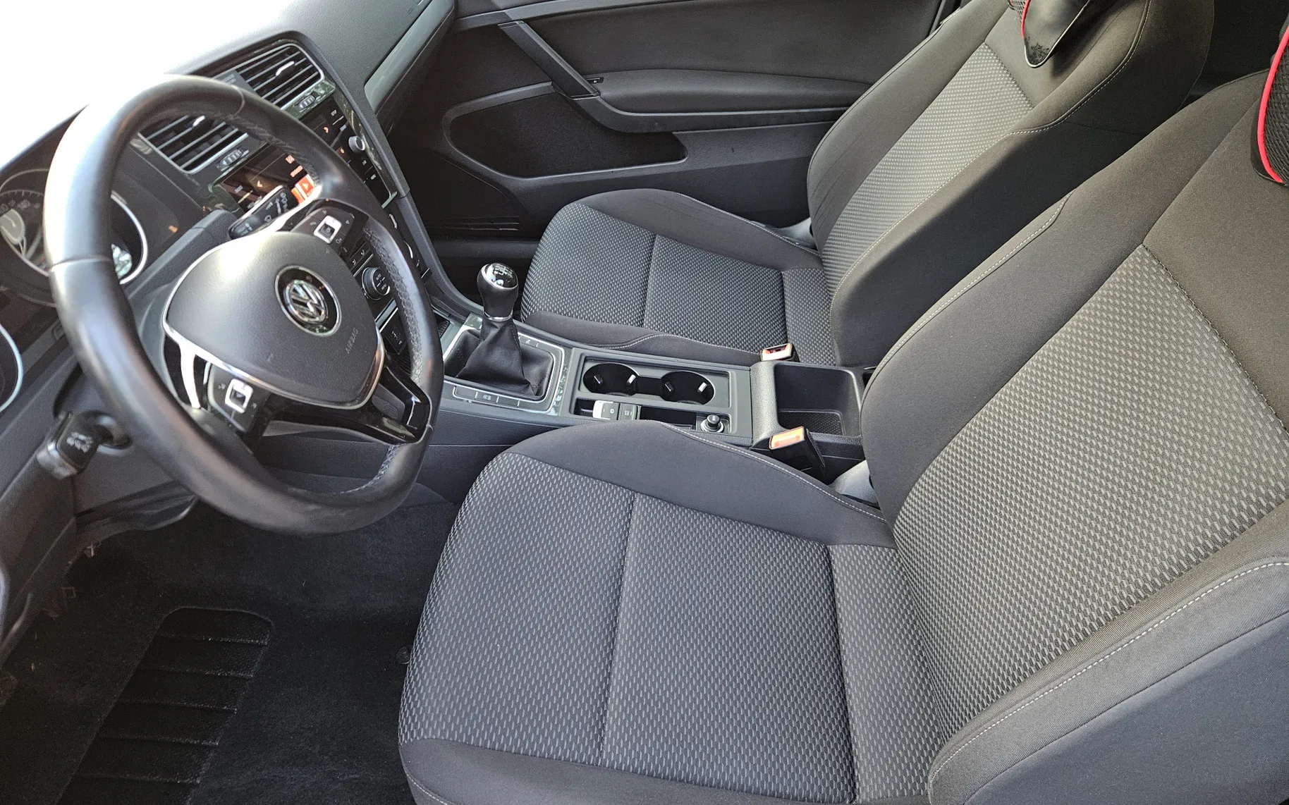 Notranja slika - Volkswagen Golf - 1,0 TSI BMT Comfortline - 8