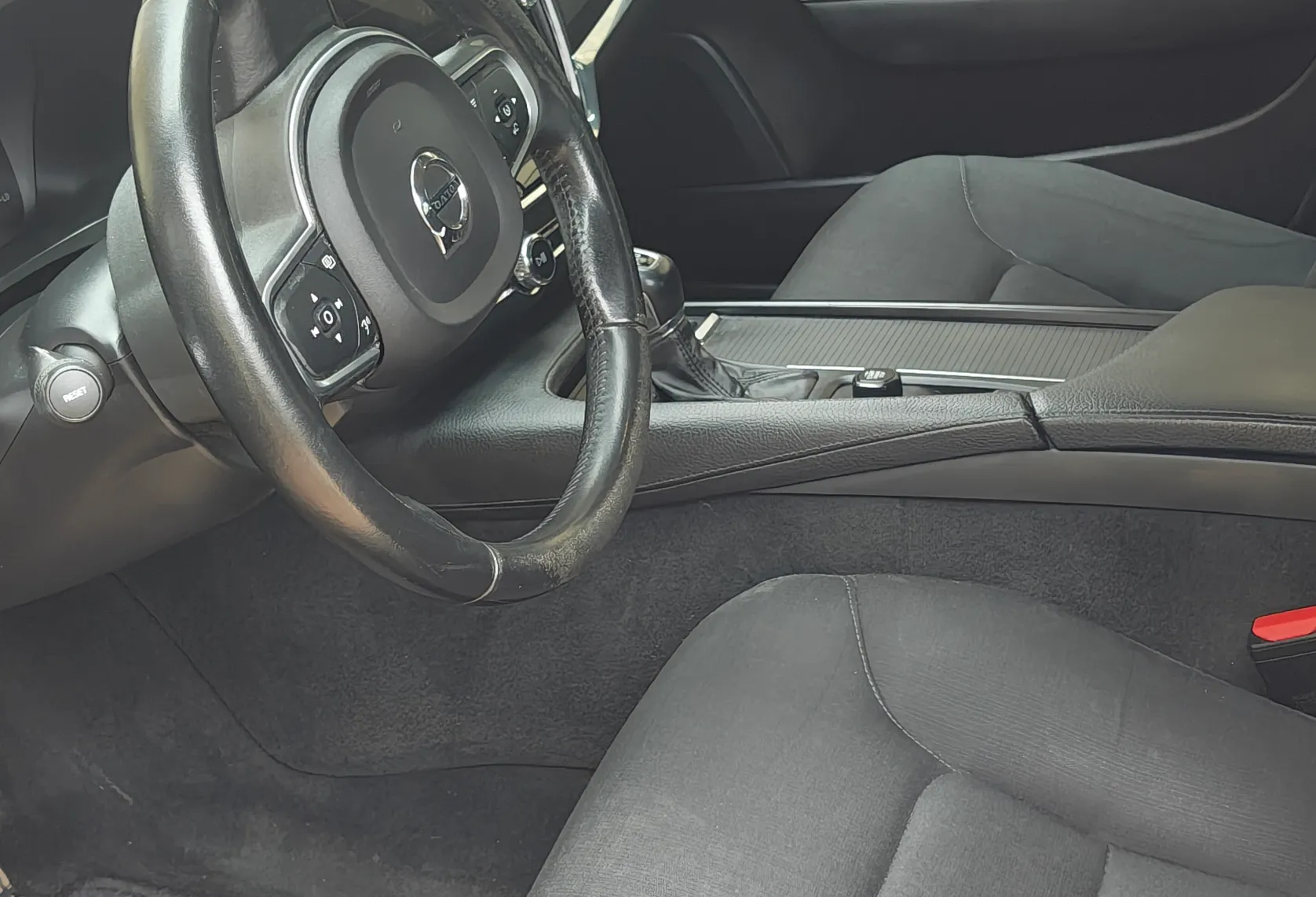 Notranja slika - Volvo V90 - D3 Momentum Avt. - 5