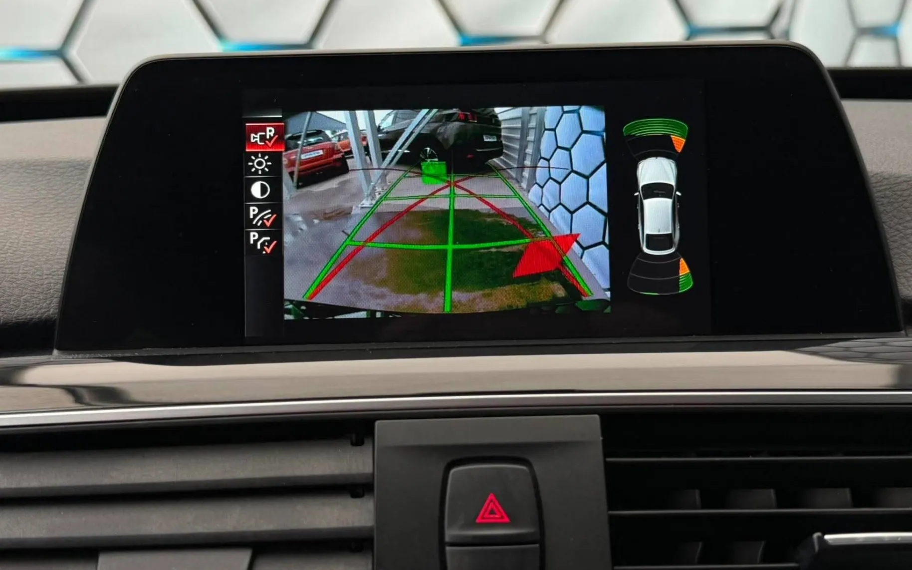 Notranja slika - BMW serija 3 Gran Turismo: - 318D•FACELIFT•XENON+LED•HEAD UP•360 KAMERE•NAVI• - 12