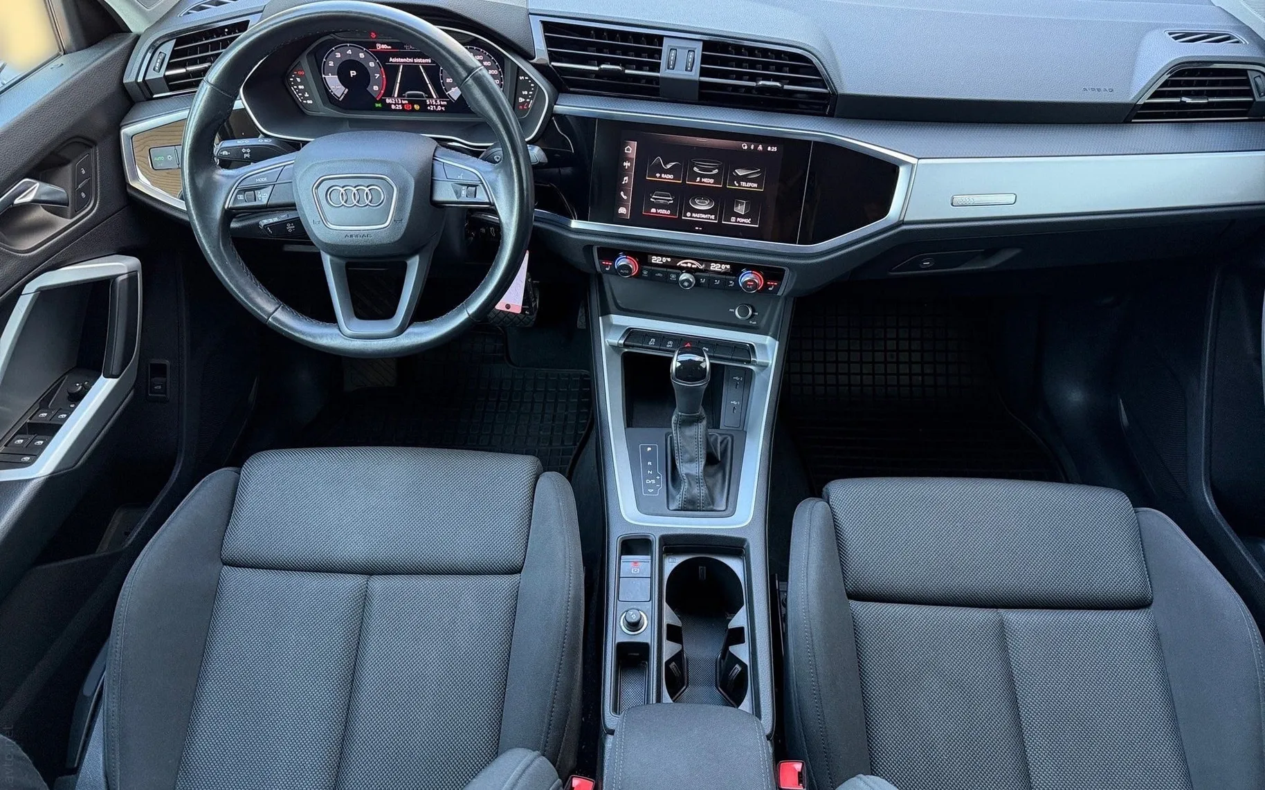 Notranja slika - Audi Q3 - 35 TFSI S line S tronic-SLO-Full LED-Gretje sedeže - 10