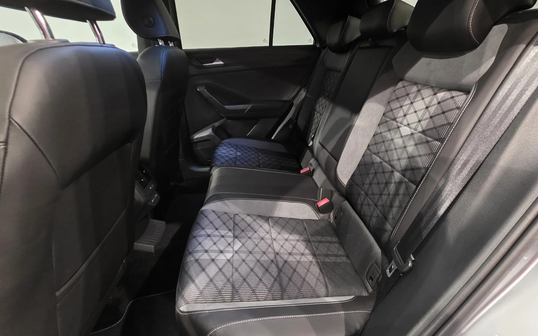 Zunanja slika - VW T-Roc - 1,5 TSI BMT R-Line DSG 1.LAST SLO VIRTUAL KAM iQLED - 17