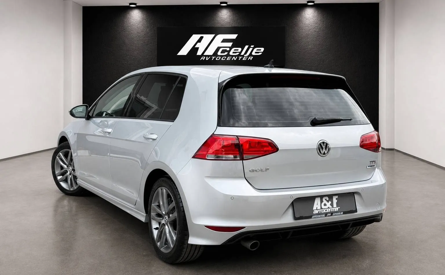Notranja slika - Volkswagen Golf - 1.6 TDI-R LINE-XENON+LED-LIZING ZA TUJCE-TEMPOMA - 7
