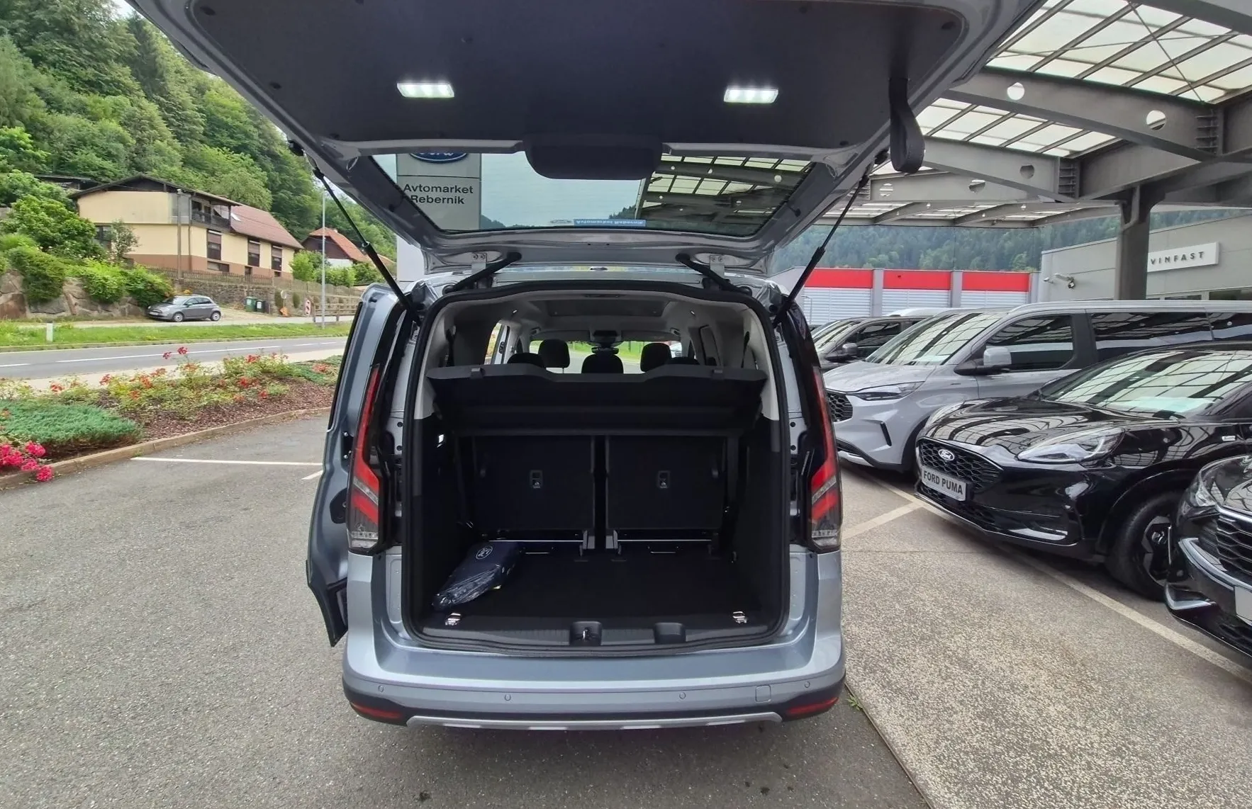 Zunanja slika - Ford Tourneo Connect - ACTIVE 2.0 TDCi EcoBlue 122PS A7 L2 FWD-NA ZALOGI - 9