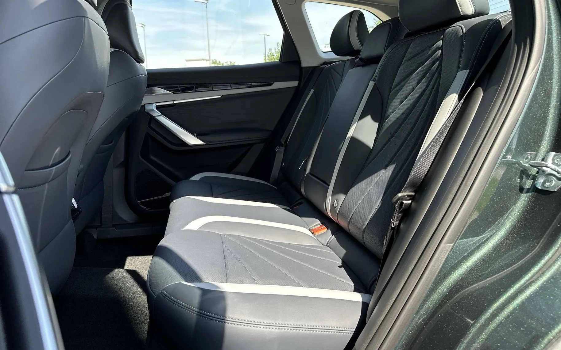 Notranja slika - Geely StarRay - 2.0 TD 8A T AWD GF+ - 11