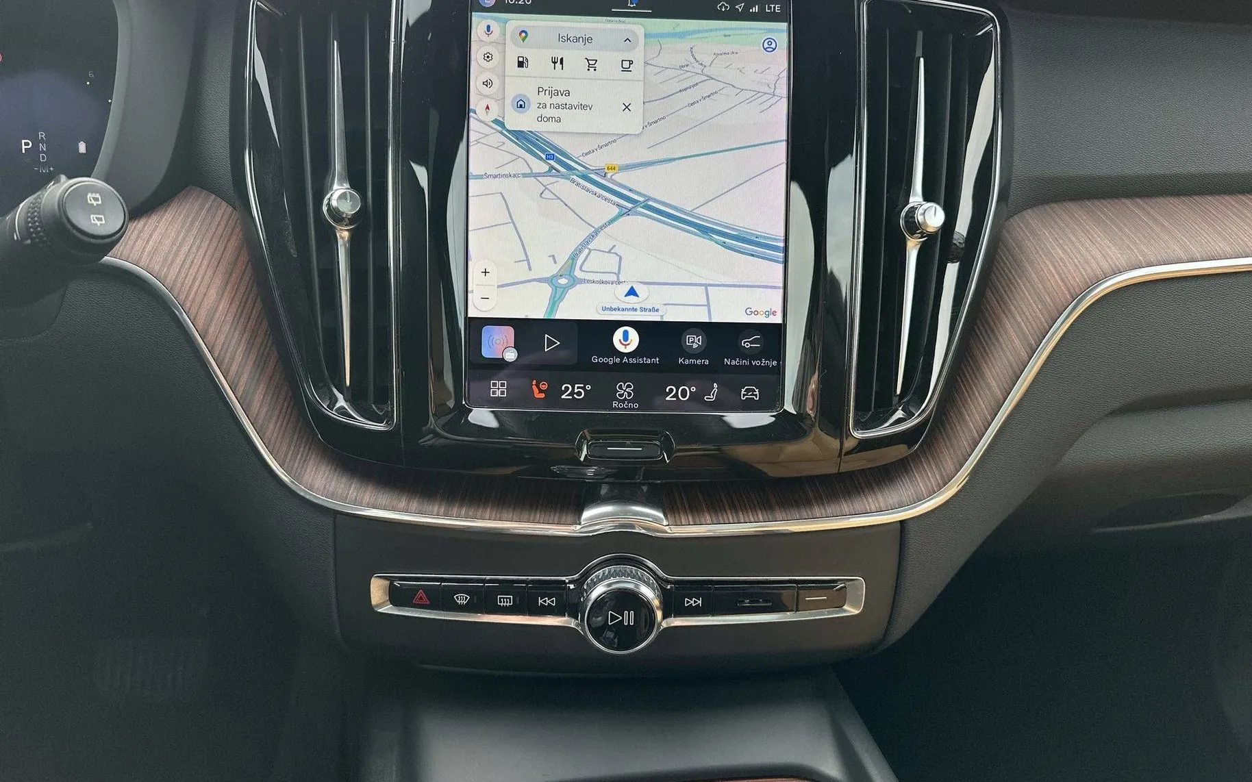 Notranja slika - Volvo XC60 - B4 D AWD Plus Dark Avt. Zračno Pano ACC Kljuka - 18