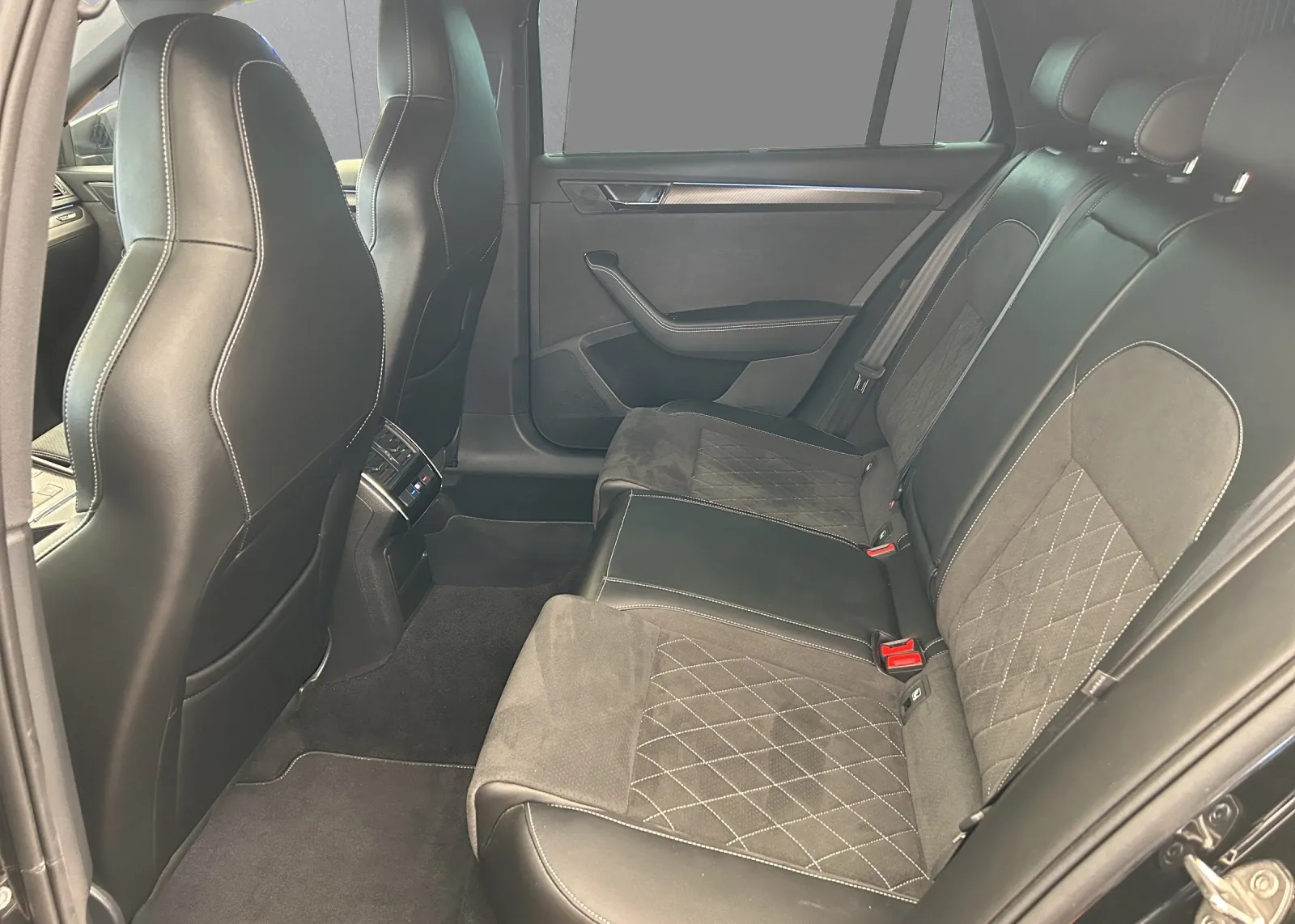 Zunanja slika - Škoda Superb - Combi 4x4 2,0 TSI DSG - 7