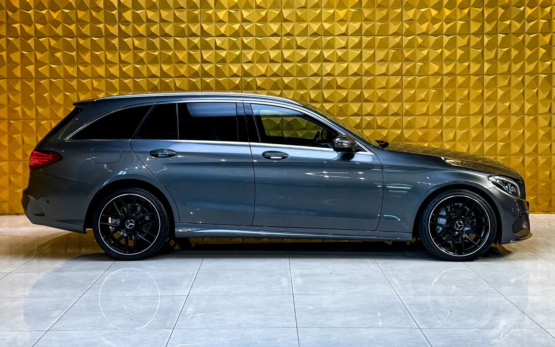Notranja slika - Mercedes-Benz C-Razred - C220d AUT. AMG Line-NAVI-TEMP-F1 - 12