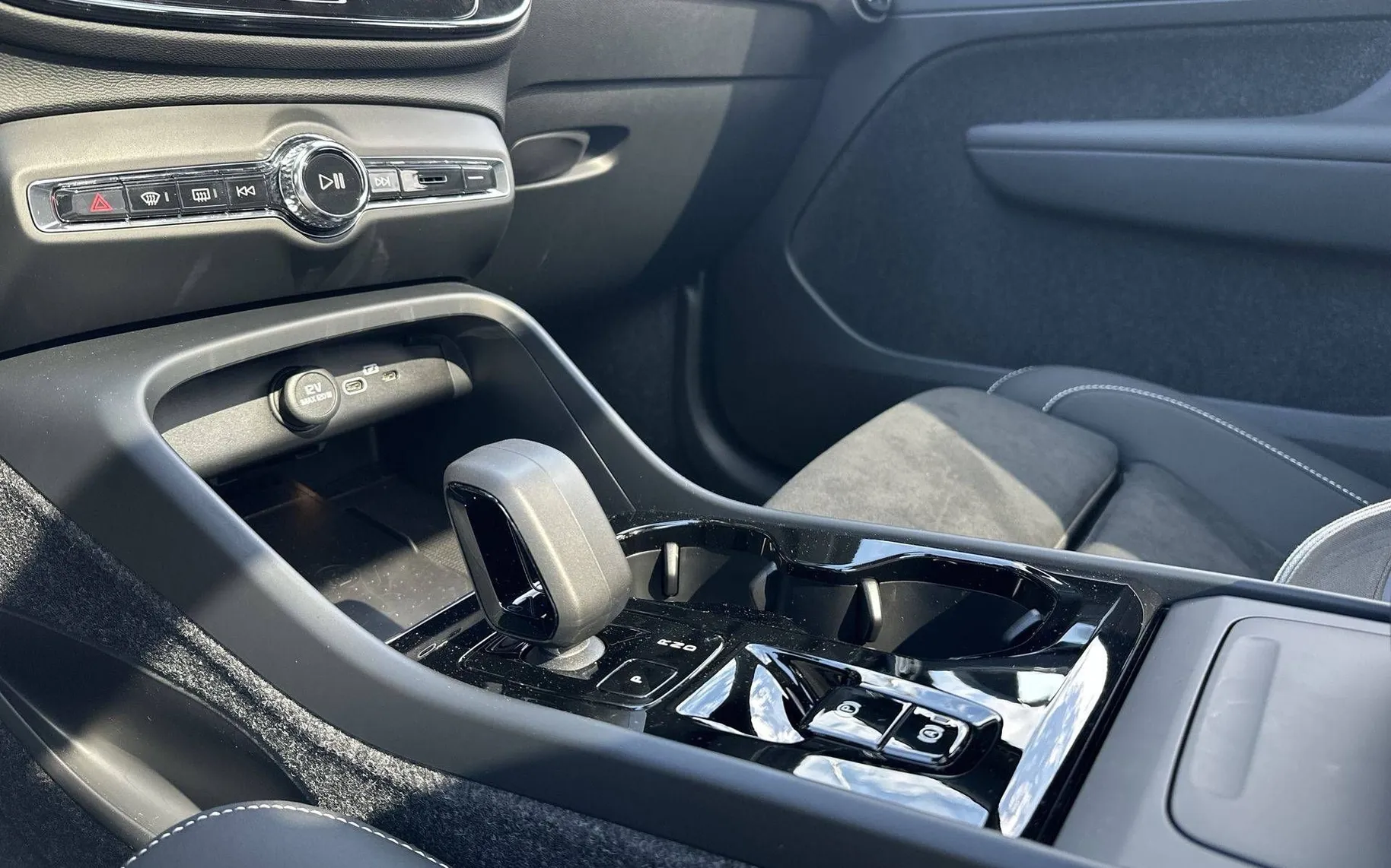 Notranja slika - Volvo XC40 - B4P Ultra Black Edition Avt. - 20