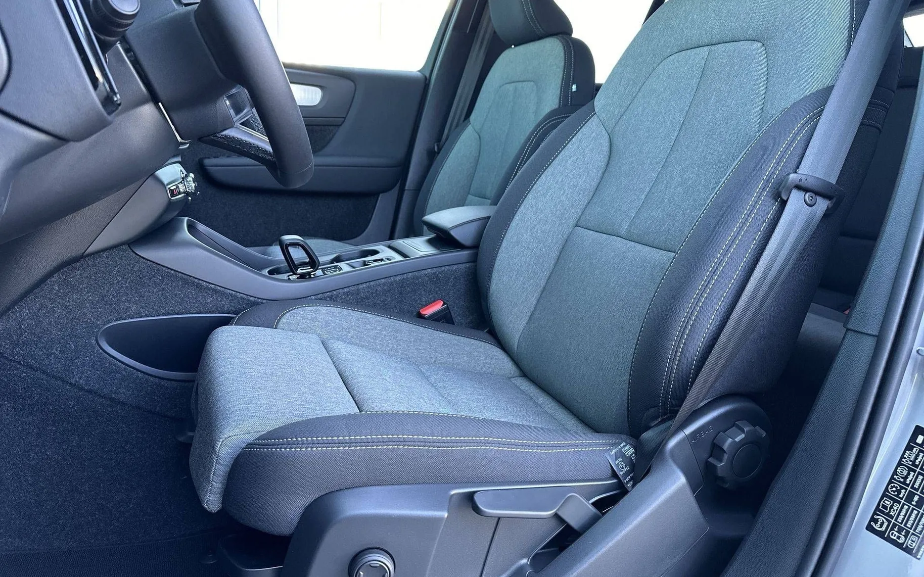 Notranja slika - Volvo XC40 - B3 P Core AT DCT 3 leta garancije + 3 servisi... - 10