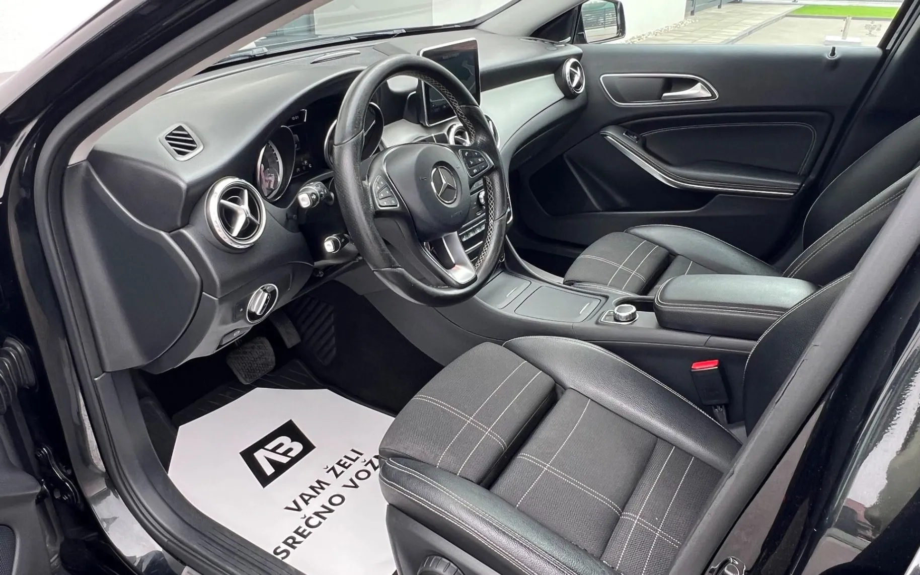 Notranja slika - Mercedes-Benz GLA-Razred - 200 CDI+4MATIC+F1+AMBI+XENON+NAVI - 10