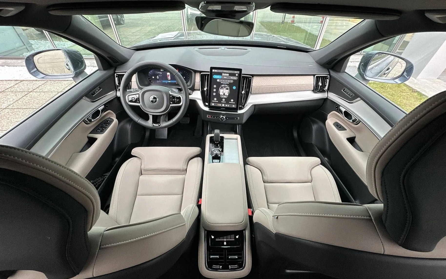 Notranja slika - Volvo XC90 - B5 P Core Bright 7s AT AWD 3 leta gar. + 3 serv - 20