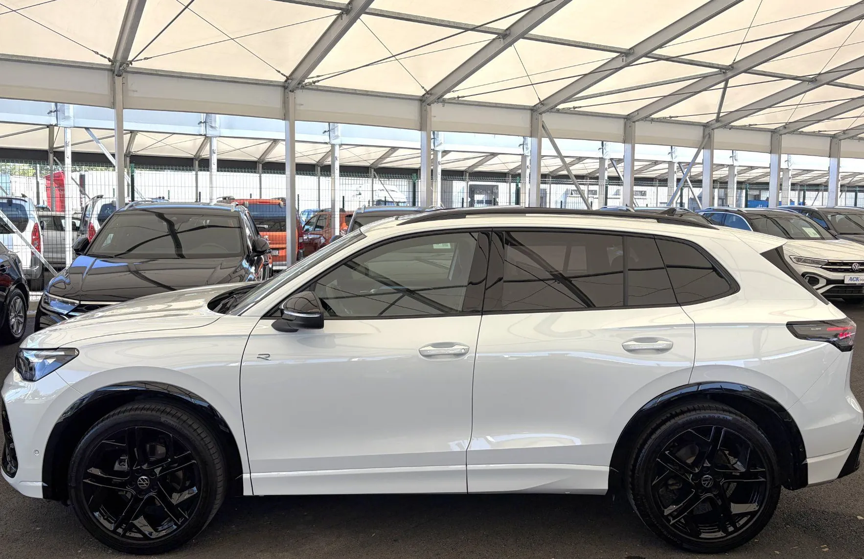 Zunanja slika - Volkswagen Tiguan - R-Line 1.5eTSI DSG-1.LASTNIK-PANORAMA-VELIKA NAVI - 3