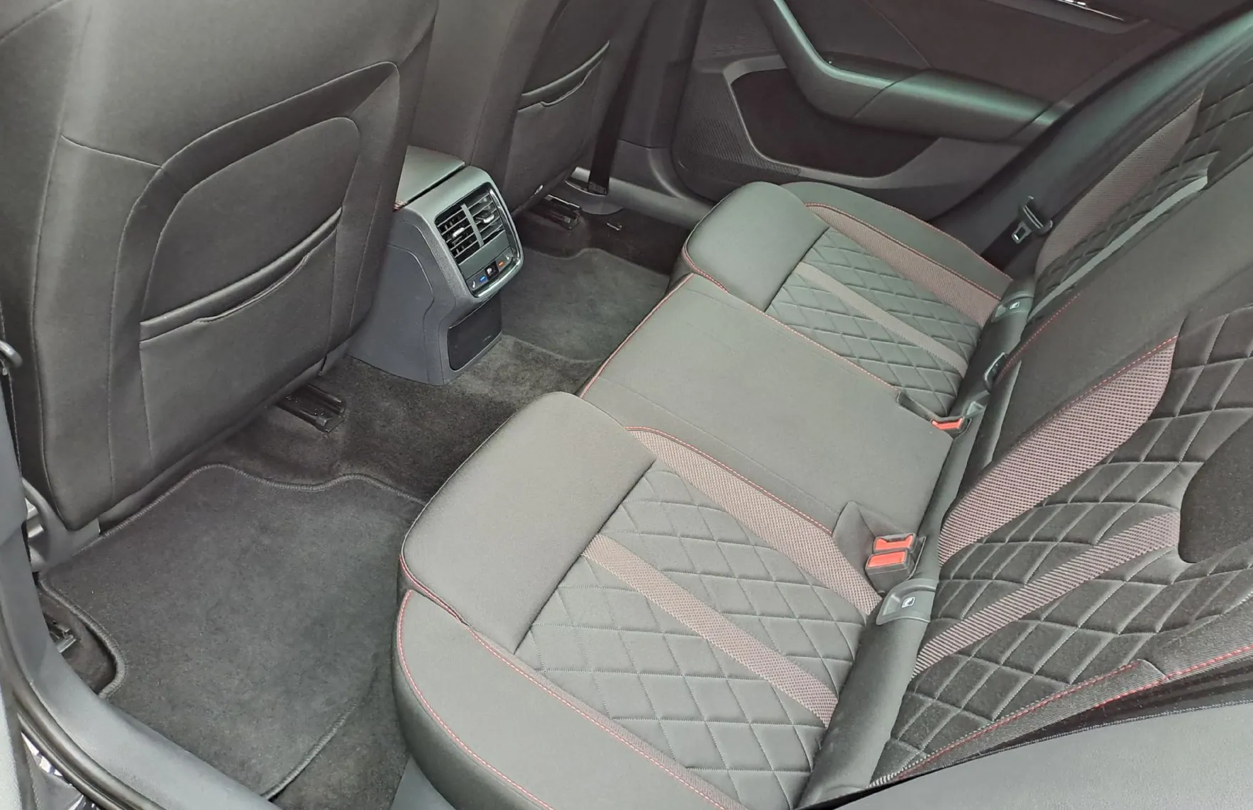Zunanja slika - Škoda Octavia - Combi 2.0 TSI RS DSG - 14