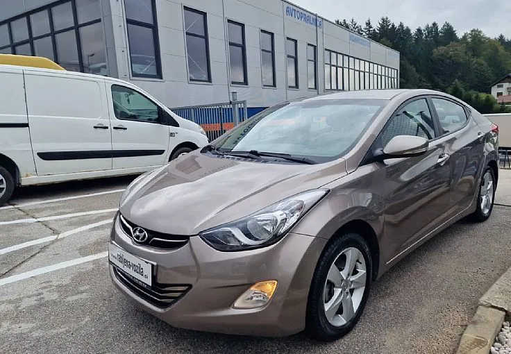 Zunanja slika - Hyundai Elantra - 1.6 CVVT STYLE ZELO LEPO OHRANJENO VOZILO... - 4