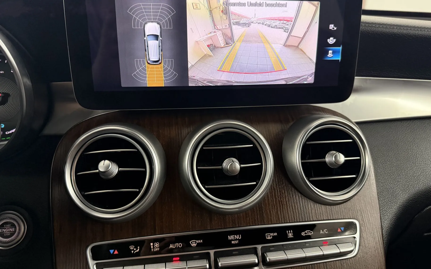 Notranja slika - Mercedes-Benz GLC-Razred - GLC 300 e 4MATIC AMG.NEMŠKI+4ALU.USNJE.LED.KAMERA - 16