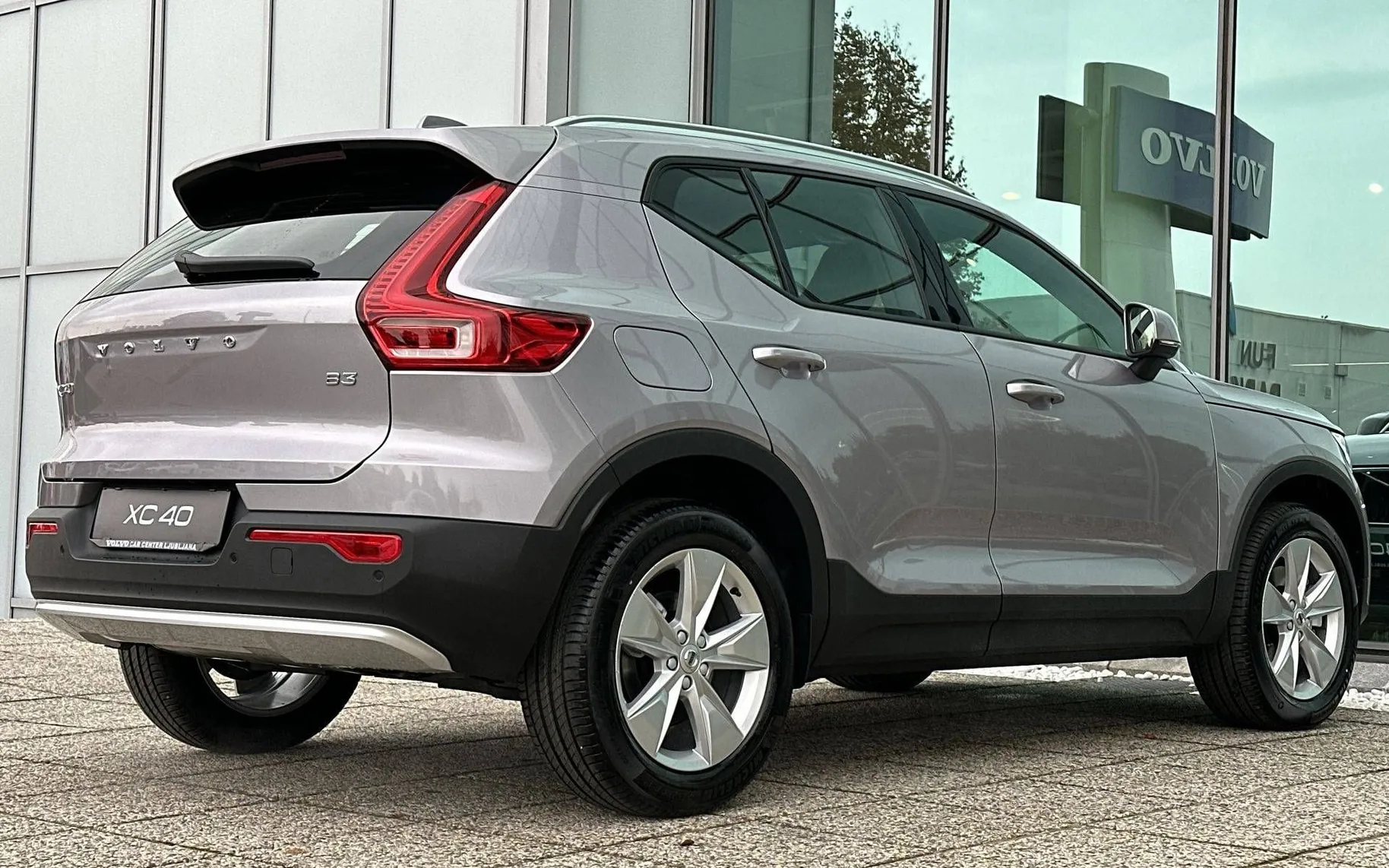 Zunanja slika - Volvo XC40 - B3 P Core AT DCT 3 leta garancije + 3 servisi... - 5