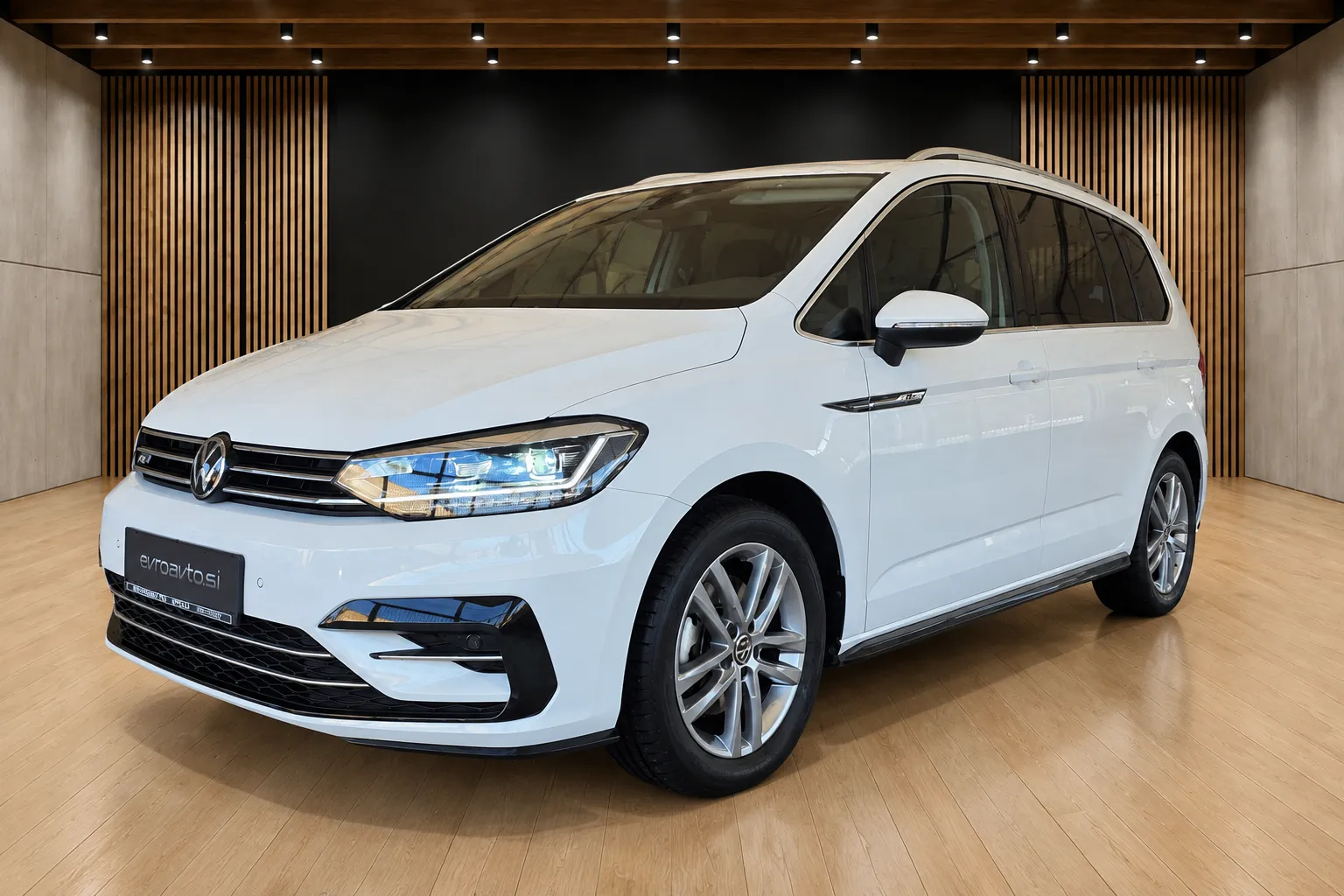 Zunanja slika - Volkswagen Touran - 2.0 TDI R-Line DSG 1.Lastnik-Slov.poreklo-7 Sedeže - 2
