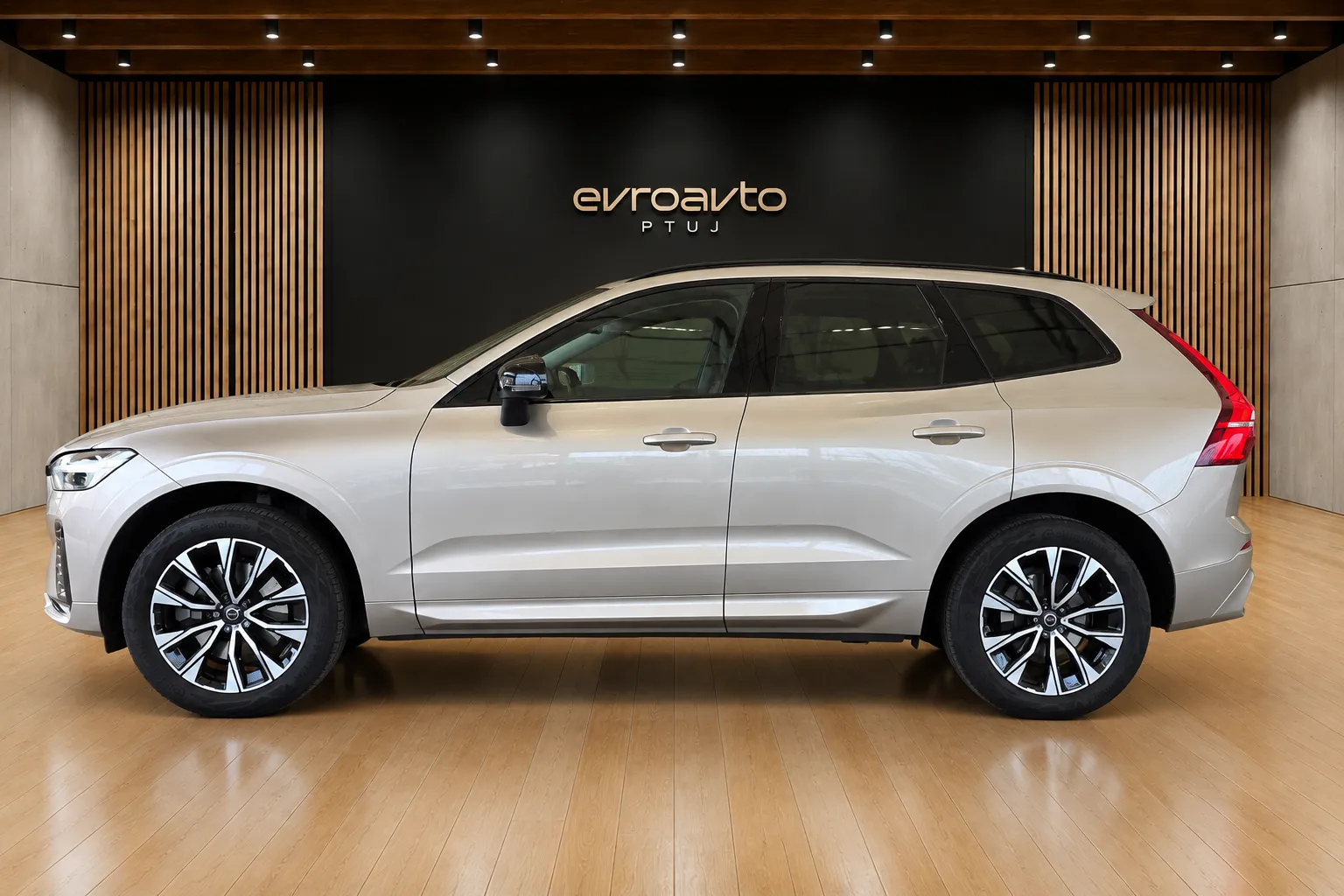 Notranja slika - Volvo XC60 - B4D AWD Plus Dark Avt.1. lastnik. SLO poreklo - 8