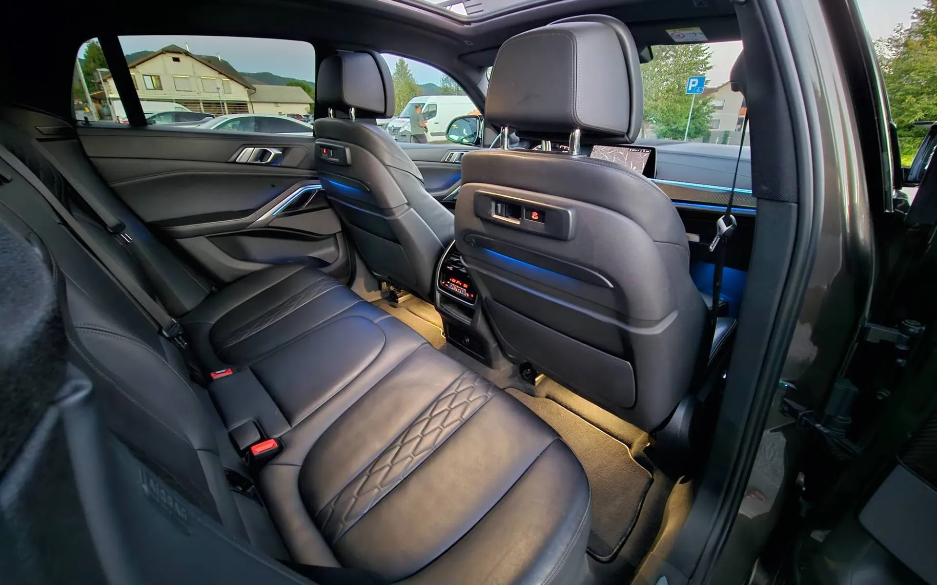 Notranja slika - BMW serija X6: - xDrive30d Avt. AERO|SKY|HL-SED|ICON|AIR|MAX-OPREMA - 11