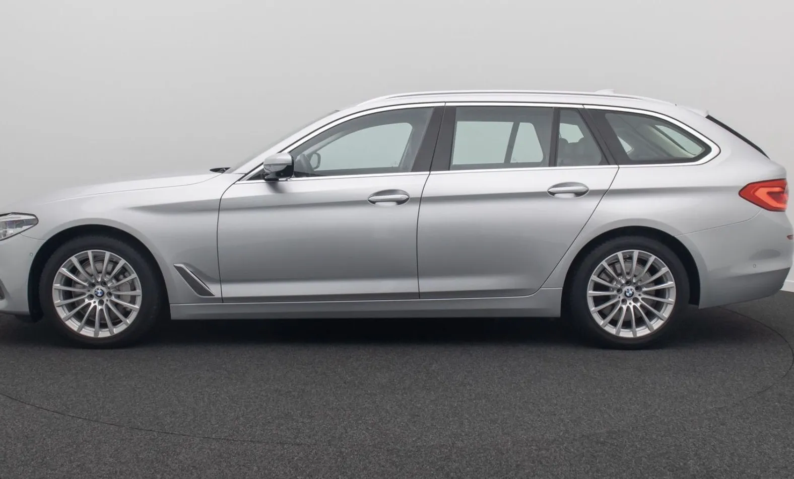 Zunanja slika - BMW Serija 5 - Touring: 520i FULL LED RADAR KEYLESS PANORAMA HEAD-UP KA - 6