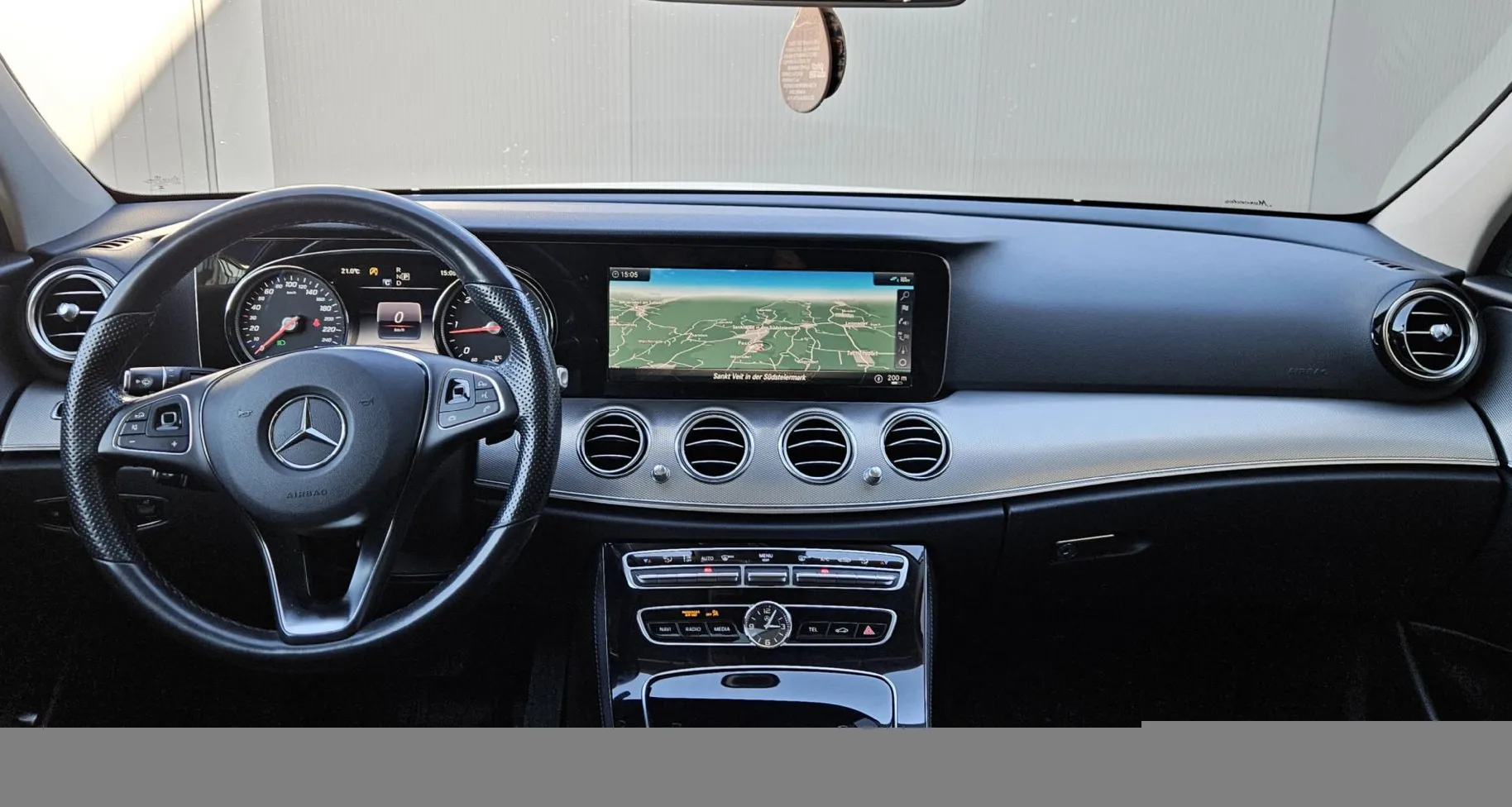 Zunanja slika - Mercedes-Benz E-Razred - E 220 d AMG line+ACC+PANO+MULTIBEAM+USNJE+PRIKLOP+ - 9
