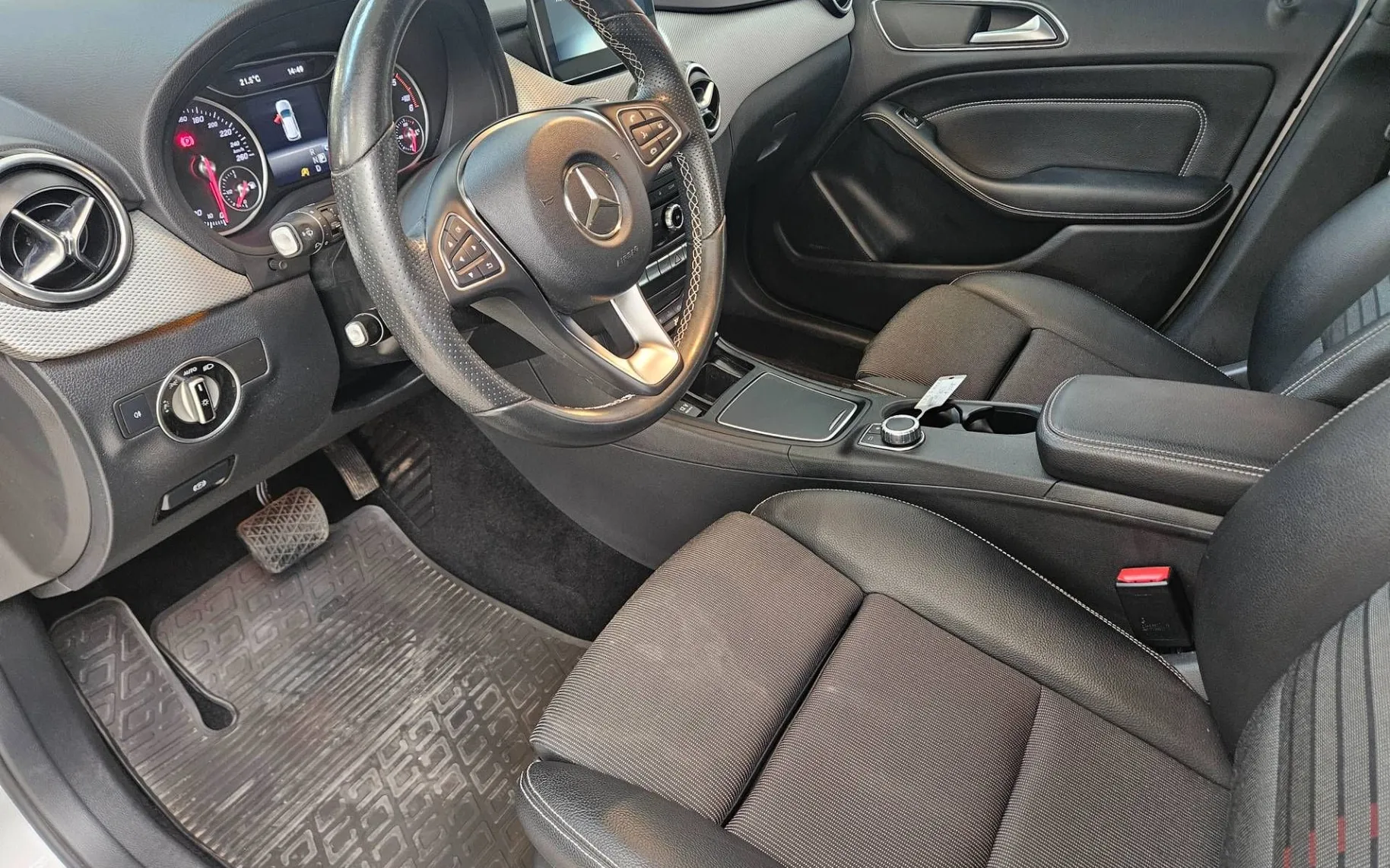 Notranja slika - Mercedes-Benz B-Razred - B 200 d Urban avt - 7