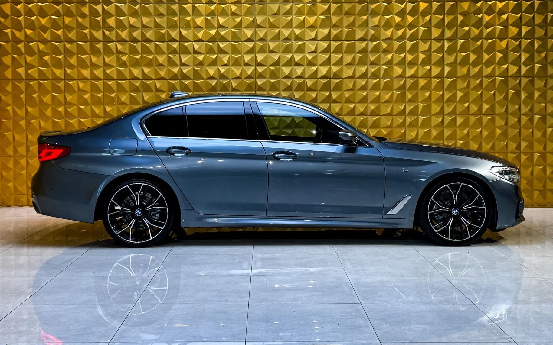 Notranja slika - BMW serija 5: - 520d AUT. M Sport-LED-VIRTUAL-GRETJE-KAMERA - 12