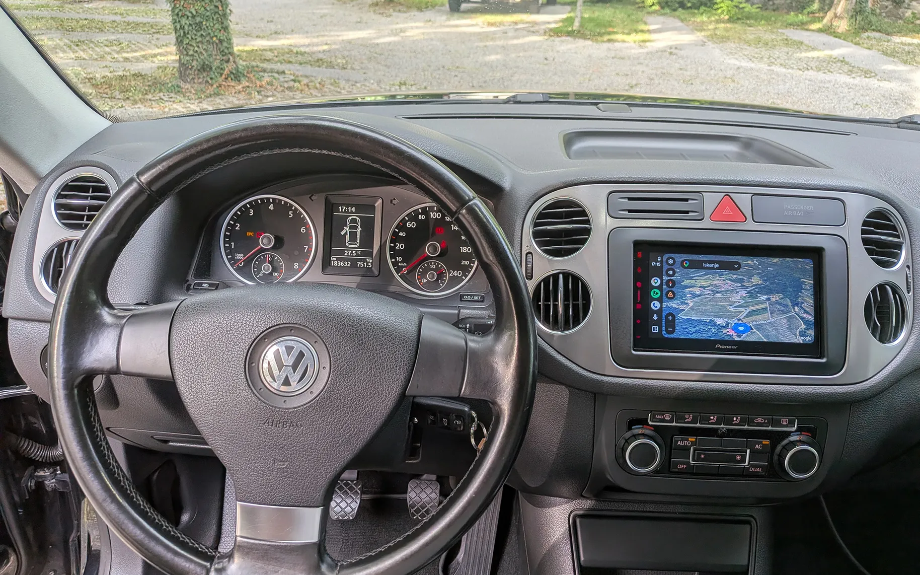Notranja slika - Volkswagen Tiguan - 1,4 TSI BlueMotion Trend&Fun - 11