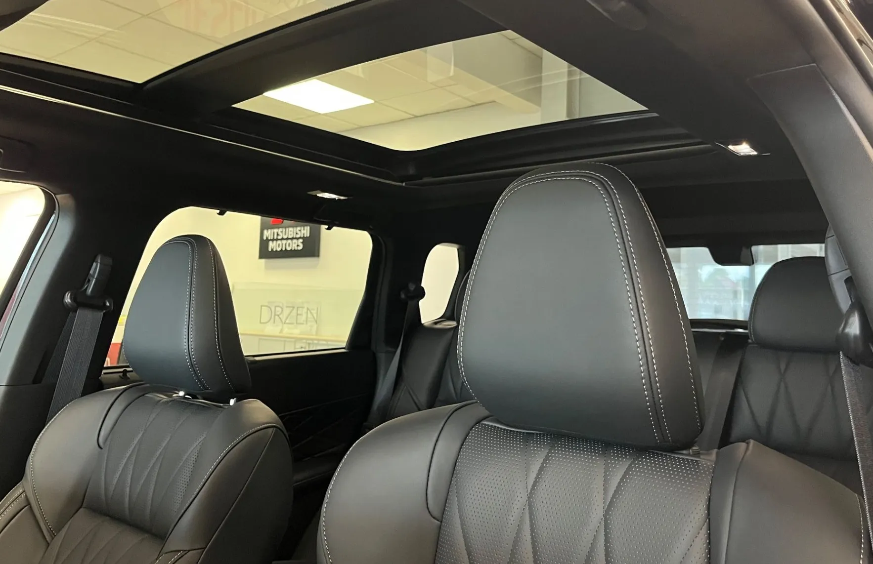 Zunanja slika - Mitsubishi Outlander - Black Edition PHEV 4WD 2.4  Avt. - NA ZALOGI - - 14