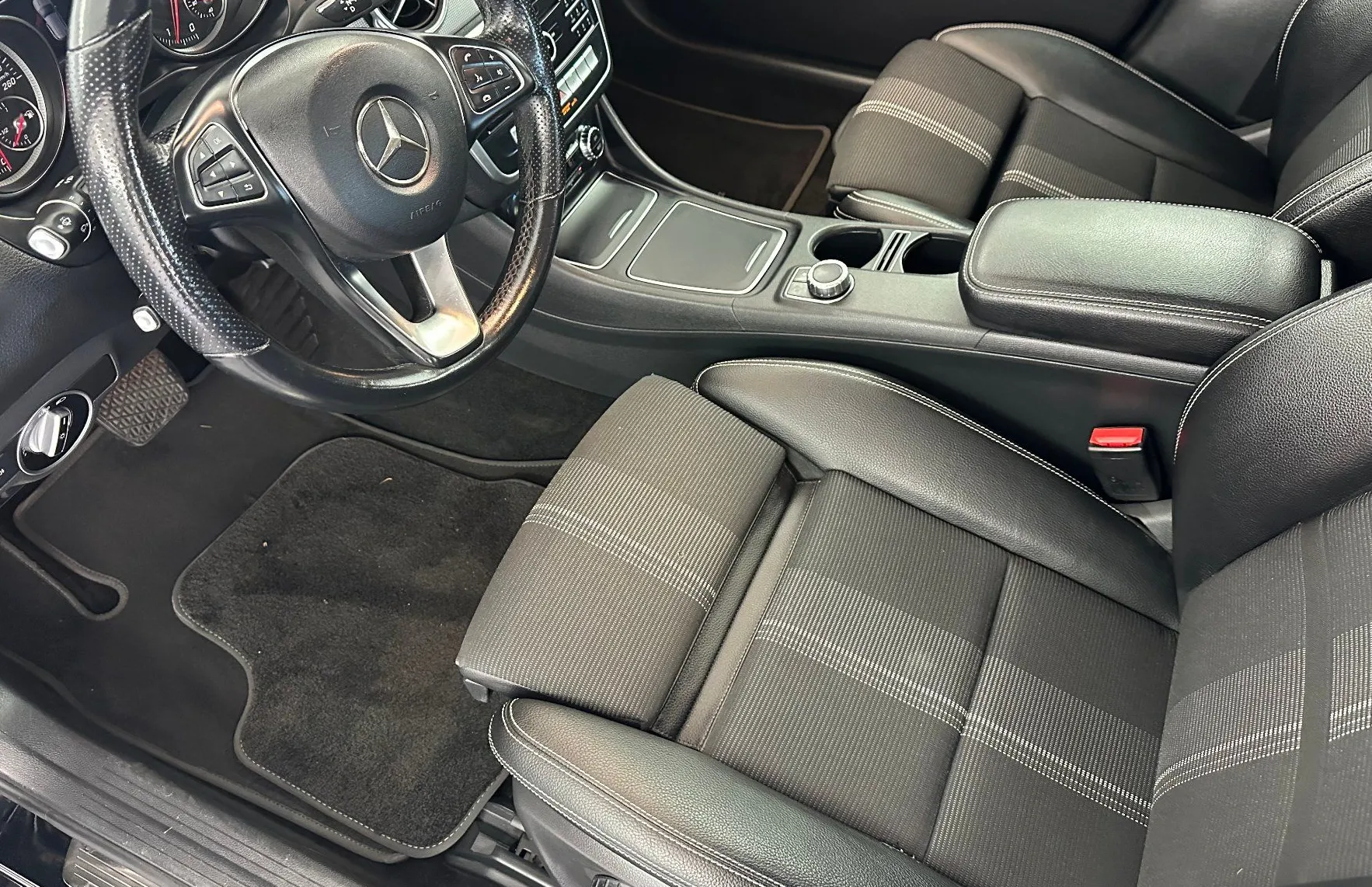 Zunanja slika - Mercedes-Benz GLA-Razred - GLA 180 Avt.KAMERA.USNJE.LED.NAVI. - 3