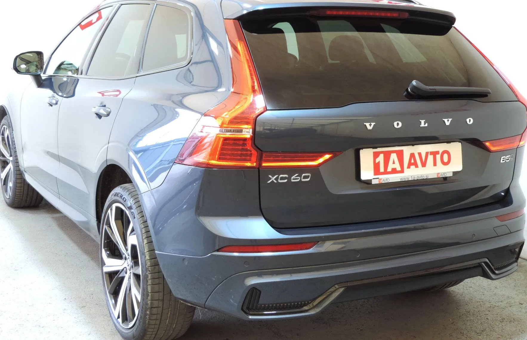 Zunanja slika - Volvo XC60 - B5P AWD Ultimate Dark Avt. LED-KAMERE 360-PANORAMA - 7