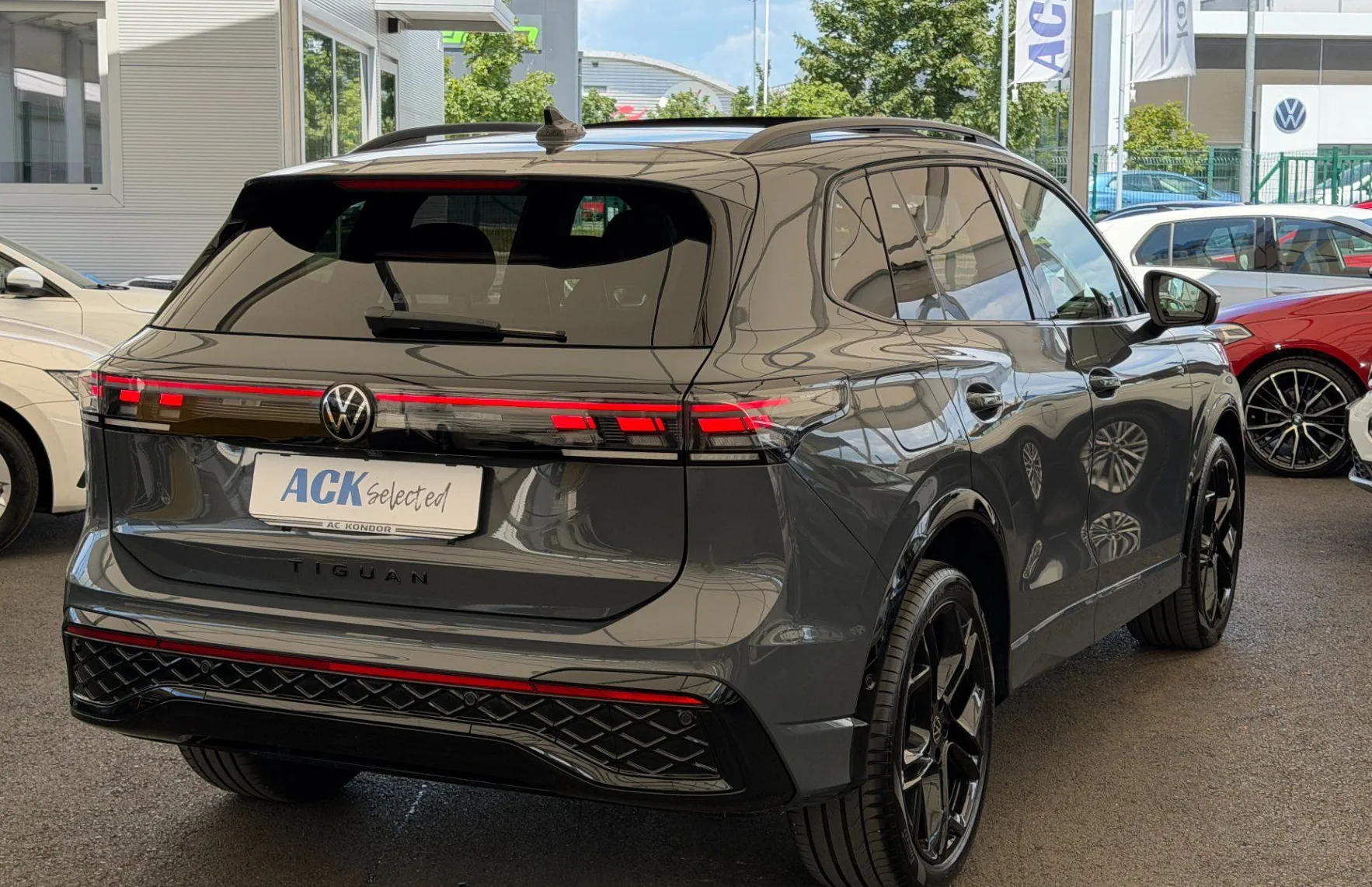 Zunanja slika - Volkswagen Tiguan - 4JOY 2.0TDI DSG SLO 1.Lastnik BLACK STYLE-PANORAMA - 4