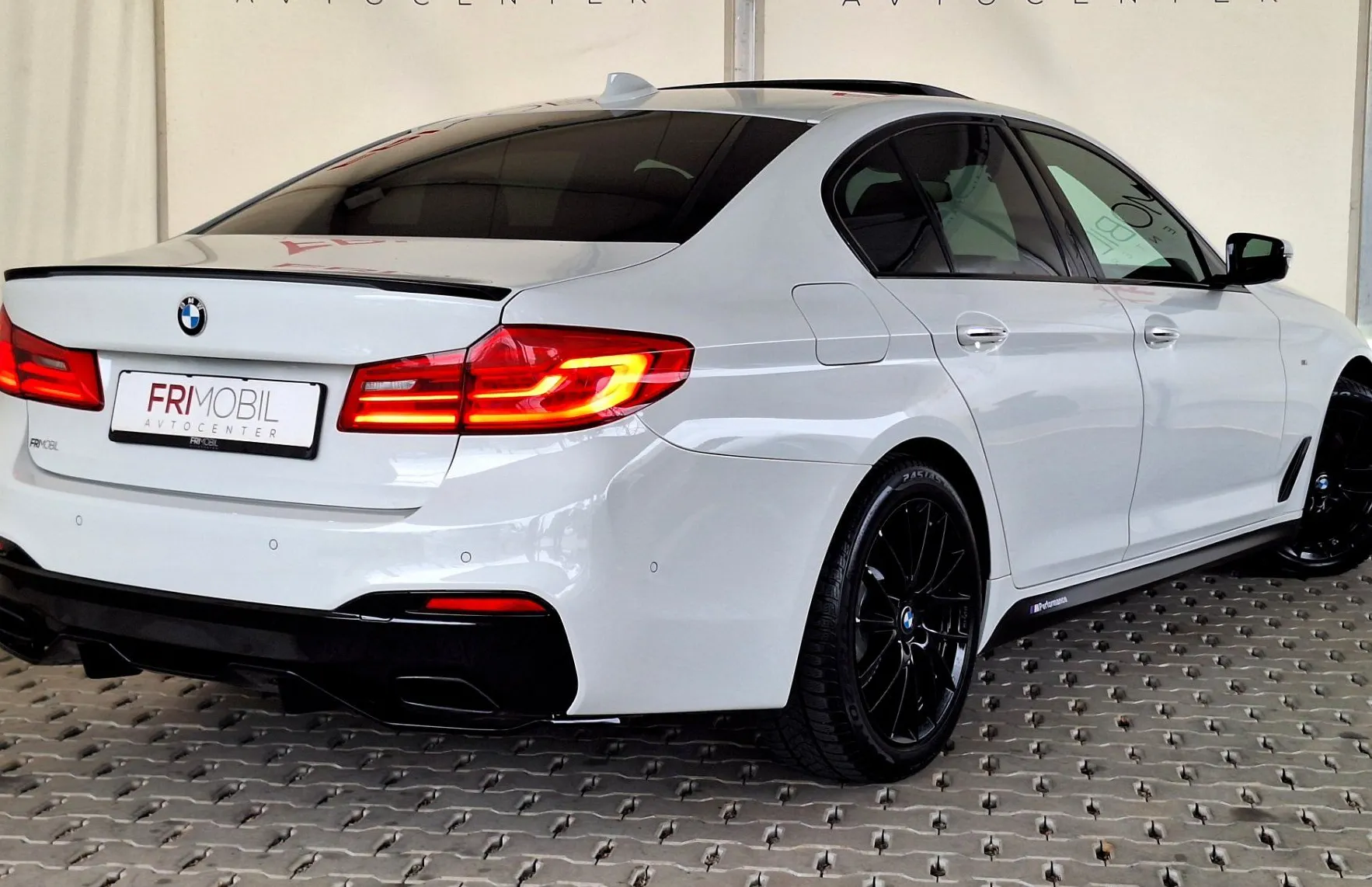 Zunanja slika - BMW Serija 5 - : 520d M-Performance•PANO•AMBIENT•ADAPTIVE LED• - 3