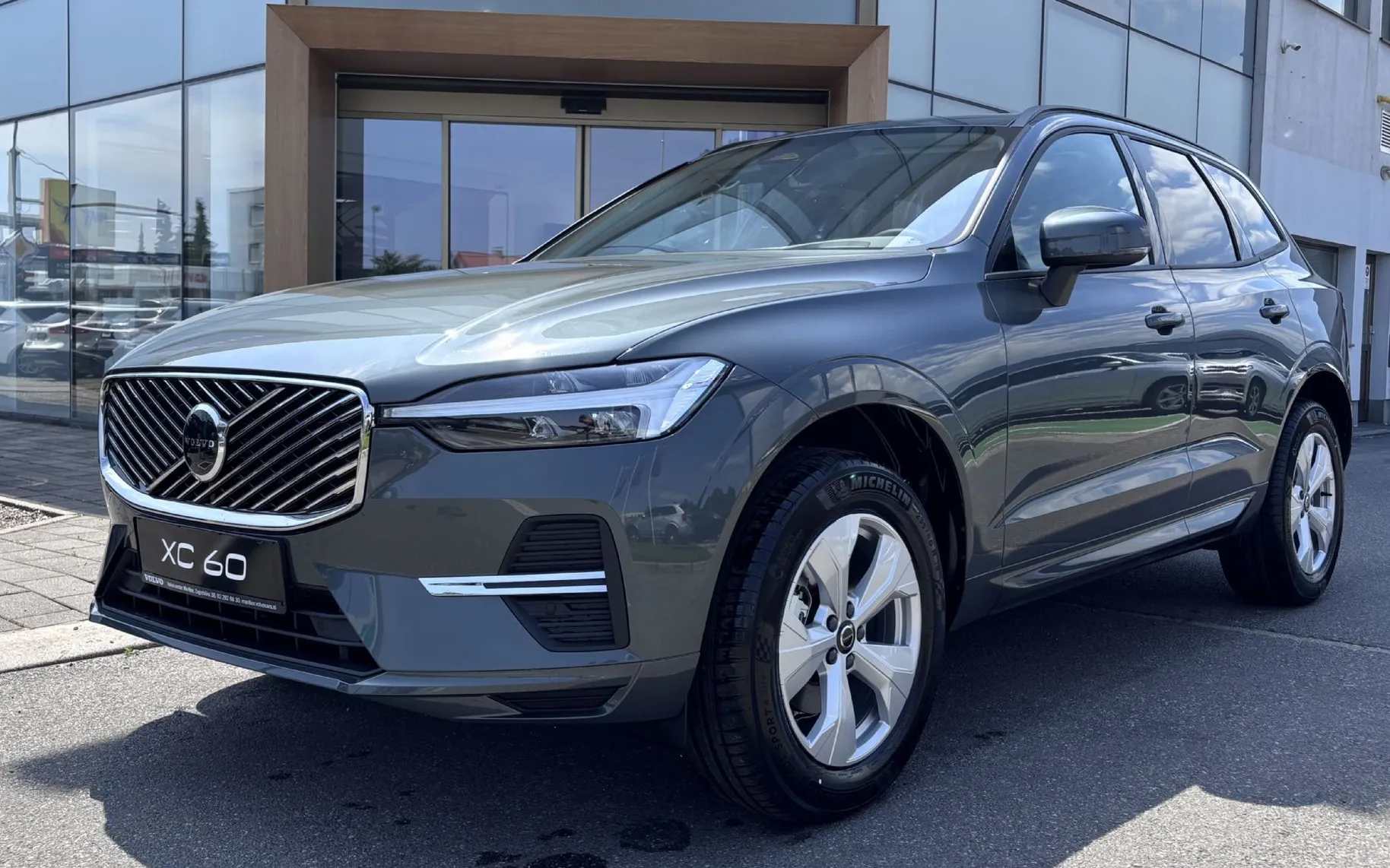 Zunanja slika - Volvo XC60 - B5P  Core AT AWD 3 leta garancije + 3 servisi - 1