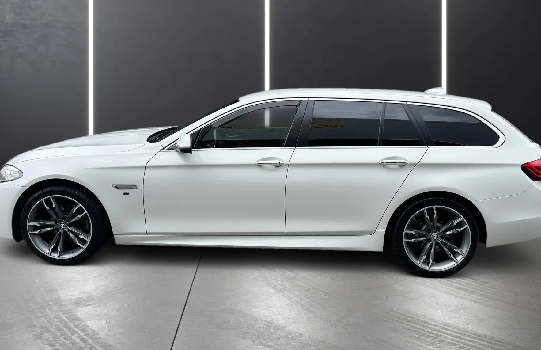 Zunanja slika - BMW Serija 5 - Touring: 520d M SPORT PAKET BI-XENON NAVI TEMP PDC HI-FI - 4