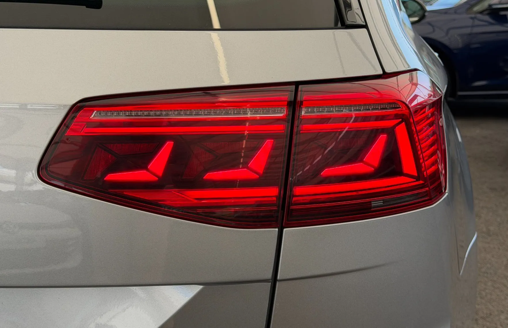 Zunanja slika - Volkswagen Passat - Variant R-Line EDT 2.0TDI DSG SLO 1.Lastnik MATRIX-VIRTUAL - 5
